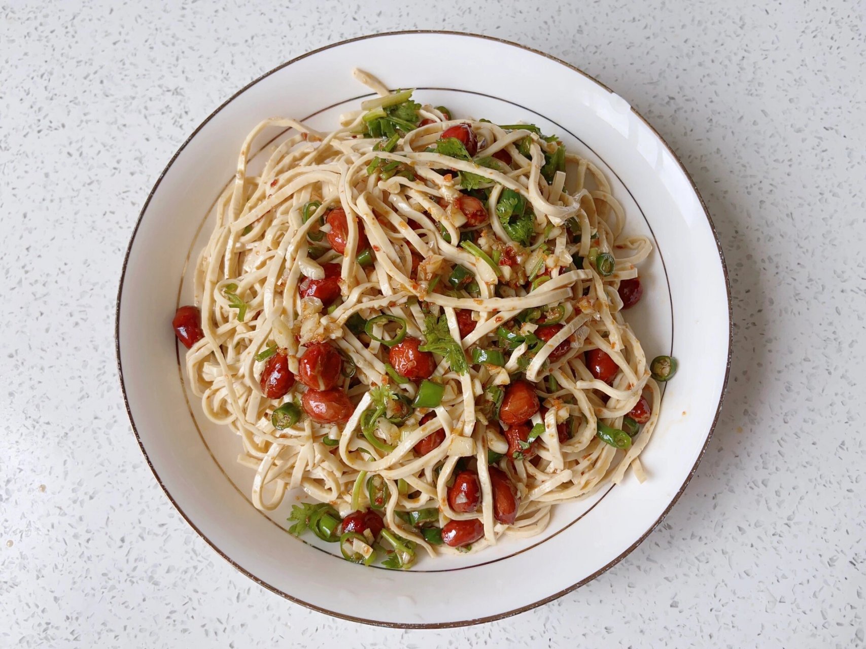 凉拌云丝 夏季爽口凉菜 云丝泡30分钟 水开放盐倒入云丝焯水30秒,捞出