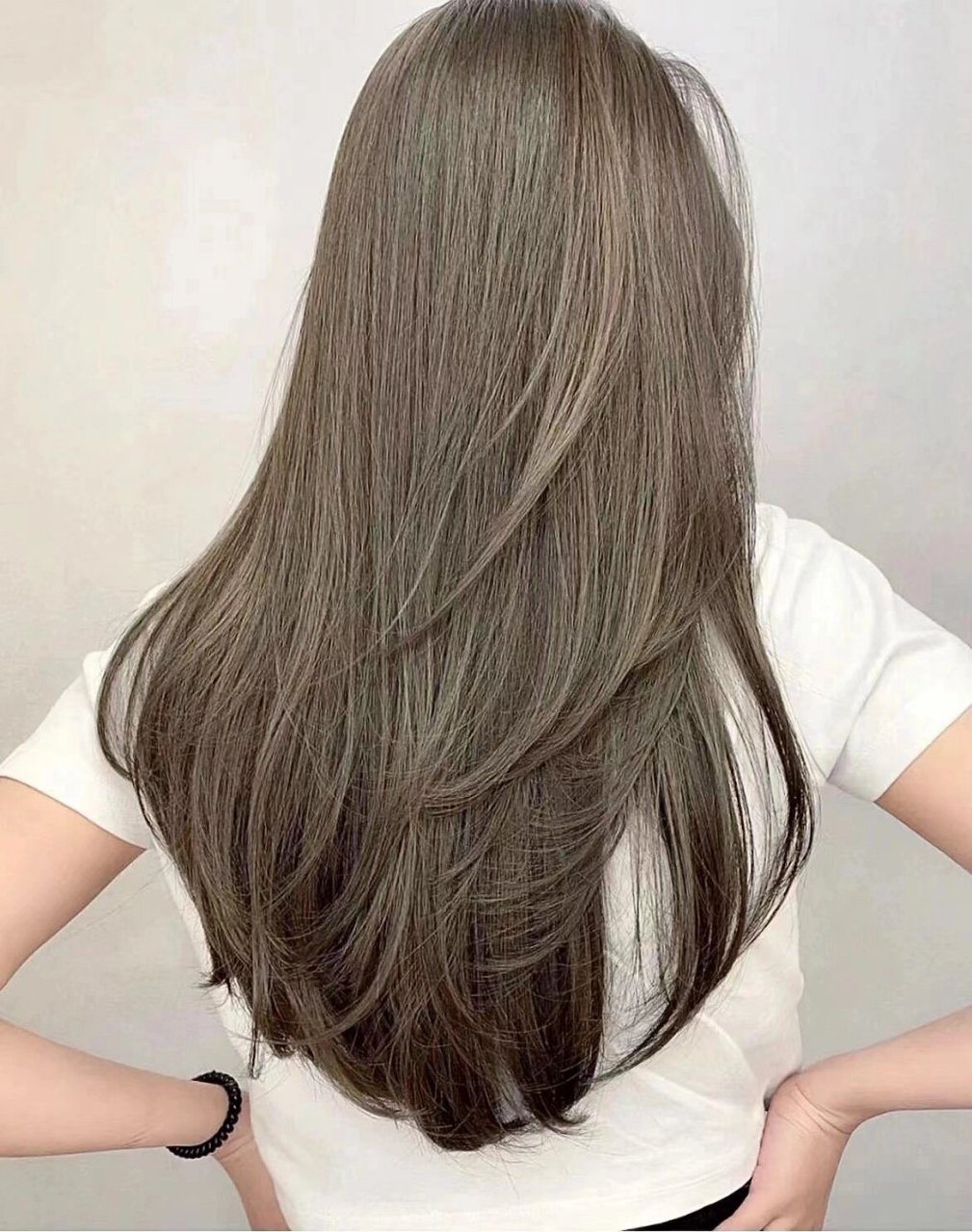 冷棕色,显白发色 冷棕色色调十分低调柔和,不像其他颜色的厚重,颜色怕