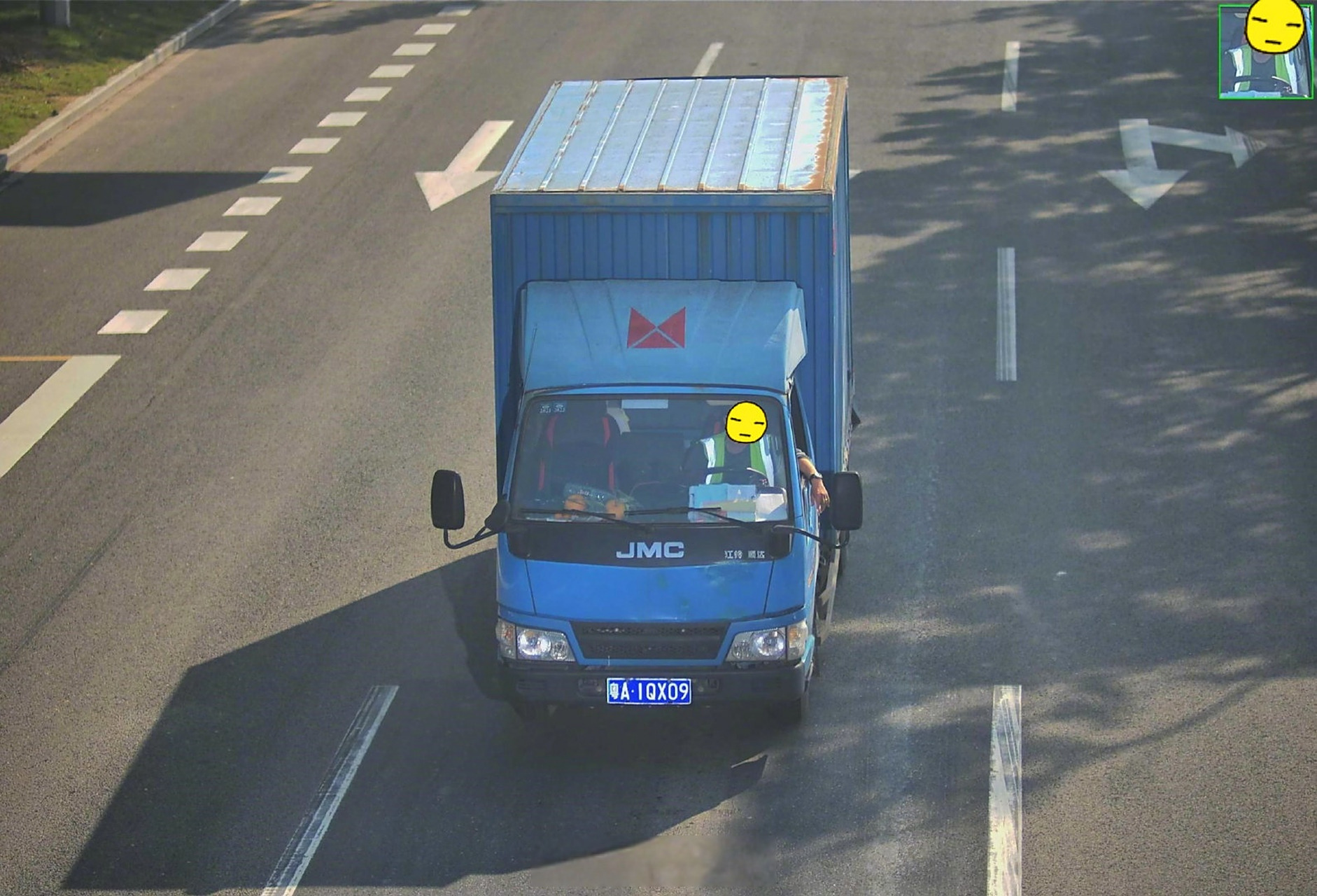 又是哪位"靓仔",开车不系安全带![哼]#路队长执法站# #安全先一步