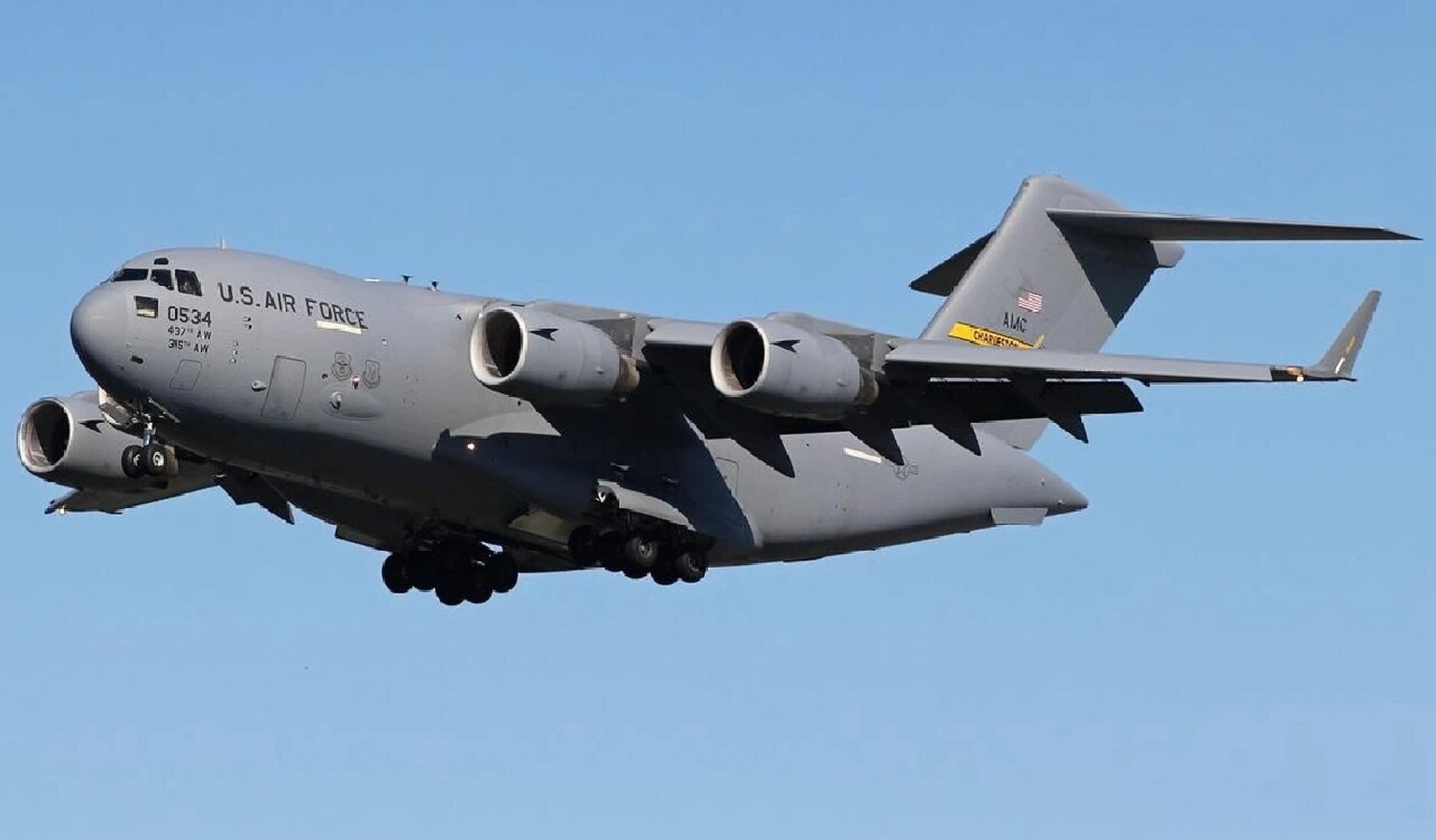 世界战略运输机排行榜 第一名:俄罗斯的安225"梦幻"战略运输机,载重