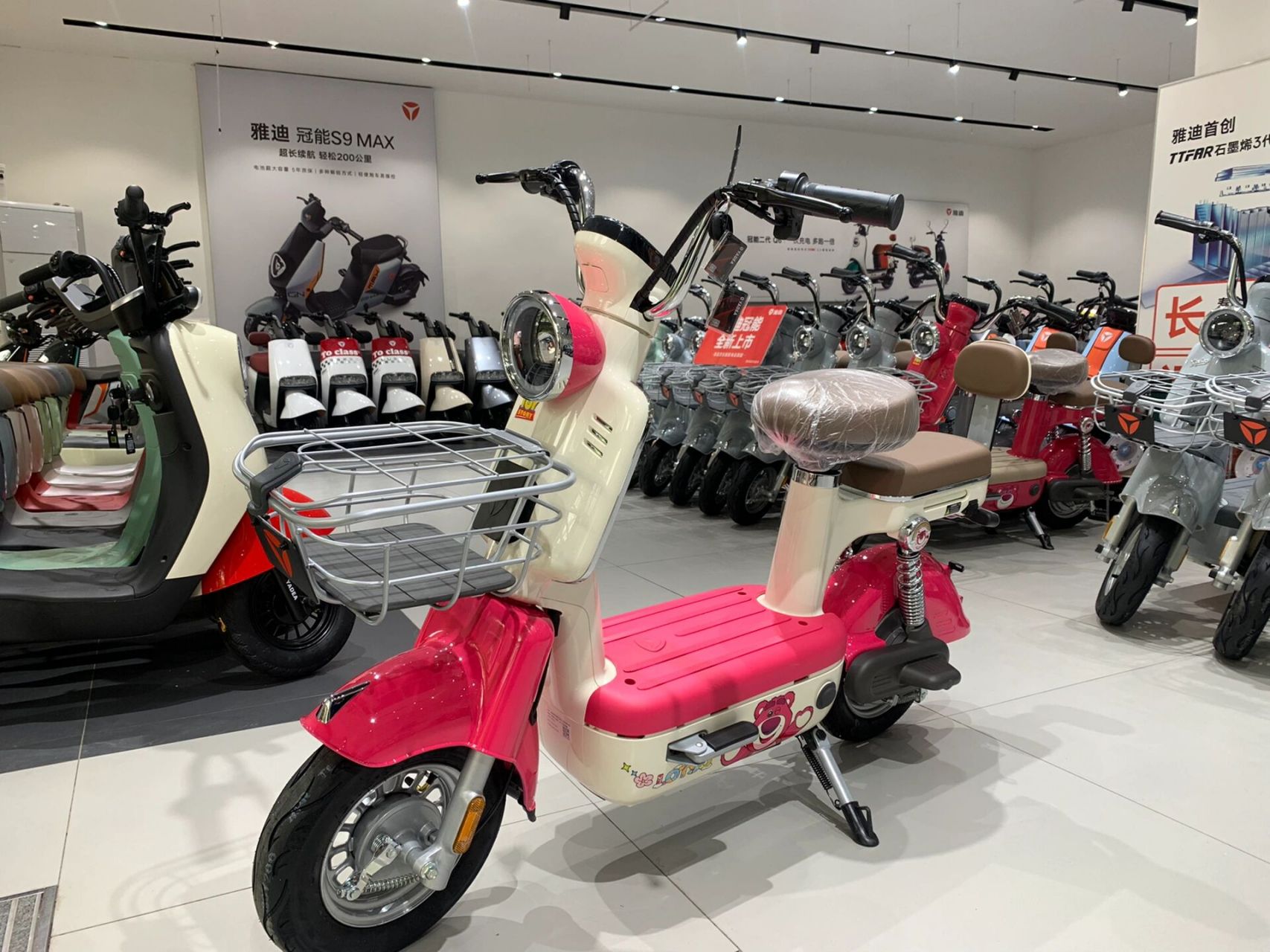 雅迪冠能奢享摩登草莓熊限量版