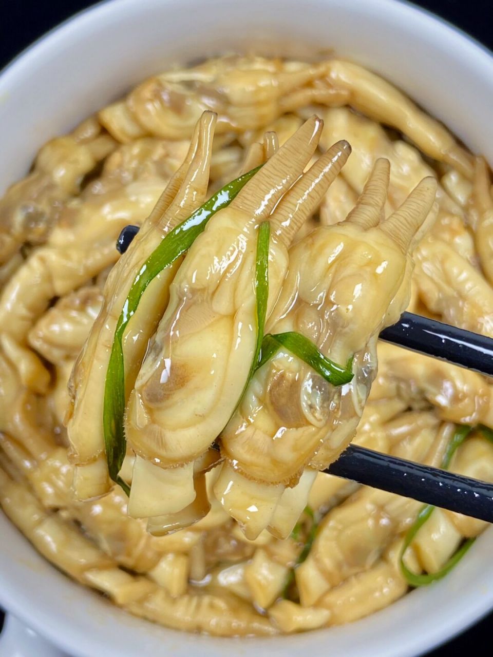 肉质肥美嫩滑,鲜嫩多汁,肥嘟嘟的蛏子搭配葱油的香气泰鲜美了[舔屏]