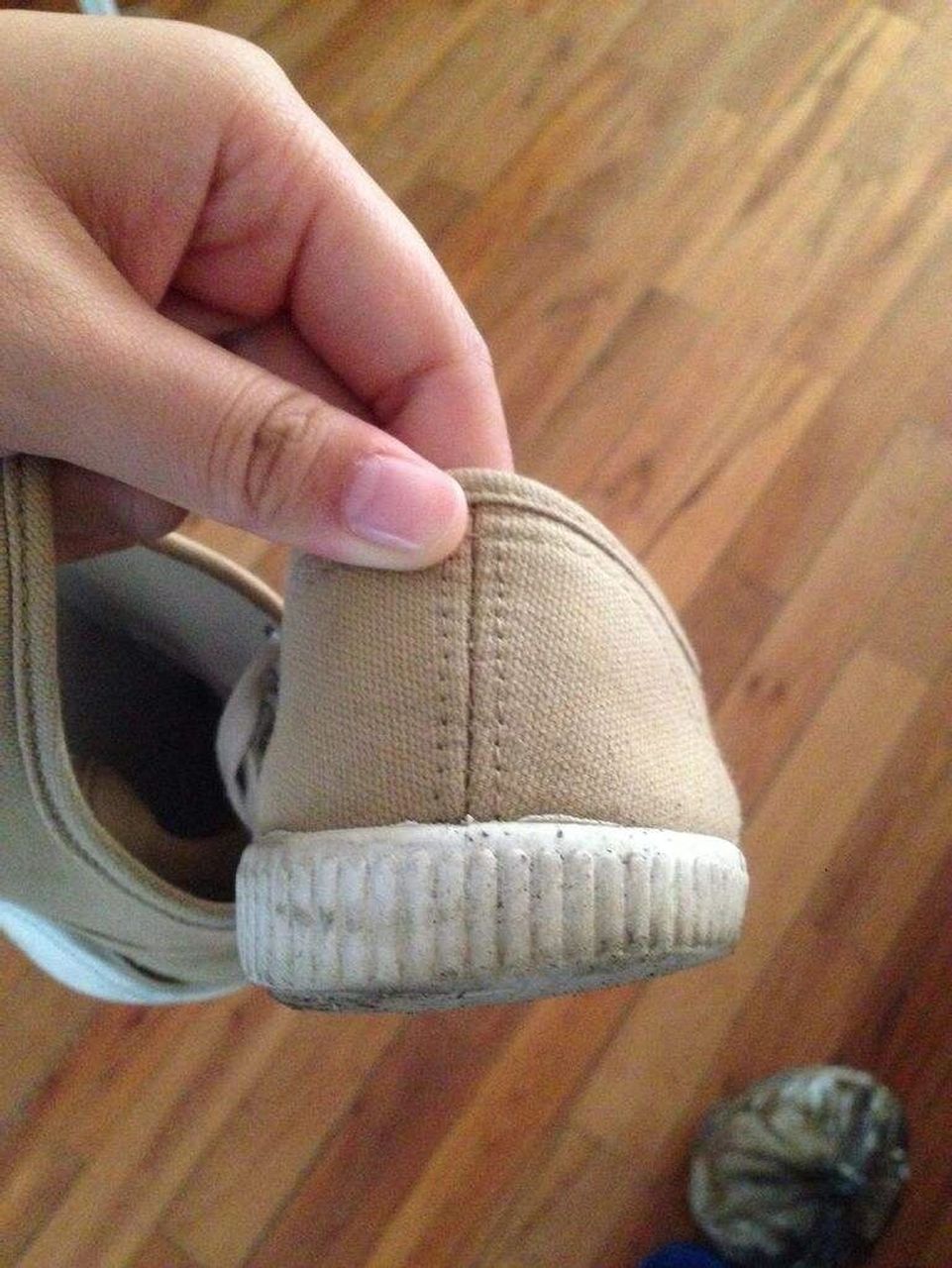 你的鞋底磨损严重吗 1,外侧都出现磨损 有些人走路是比较明显的外八字