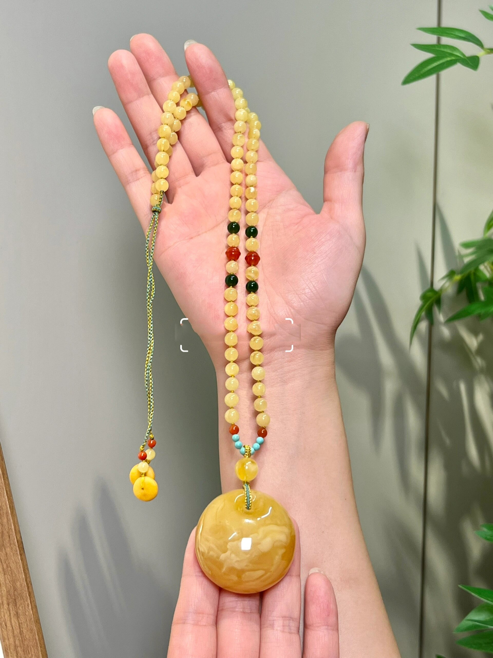 为什么要戴蜜蜡公主扣 蜜蜡公主扣是一览无遗的浪漫气息94 	 "公主