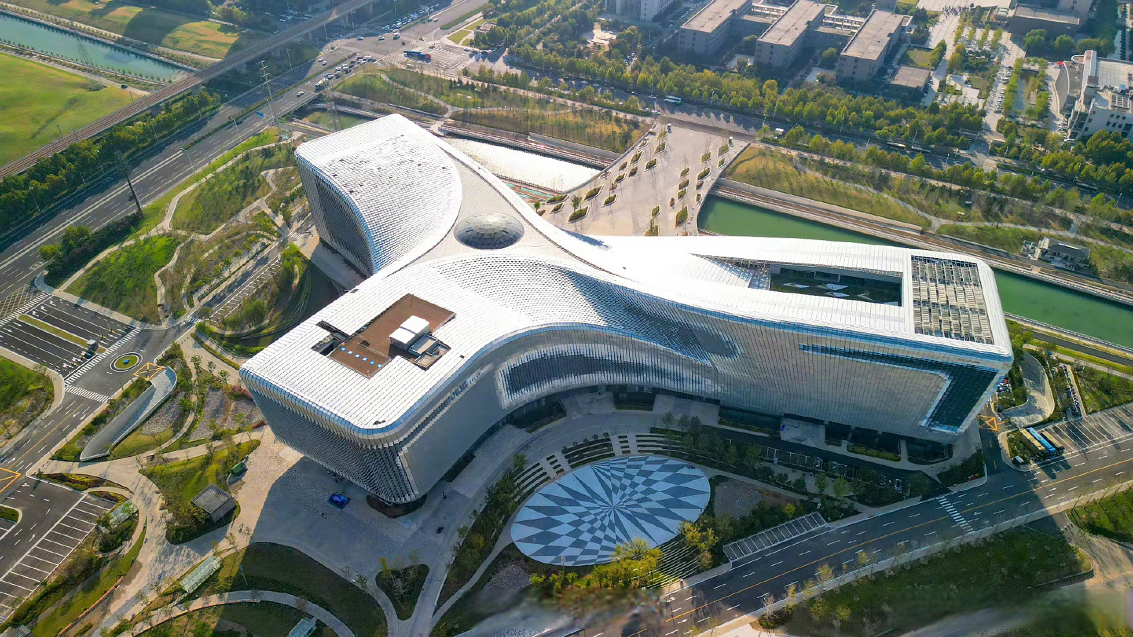 【每周开放4天,每天10000张票 #河南省科技馆调整暑假开放力度#】记者