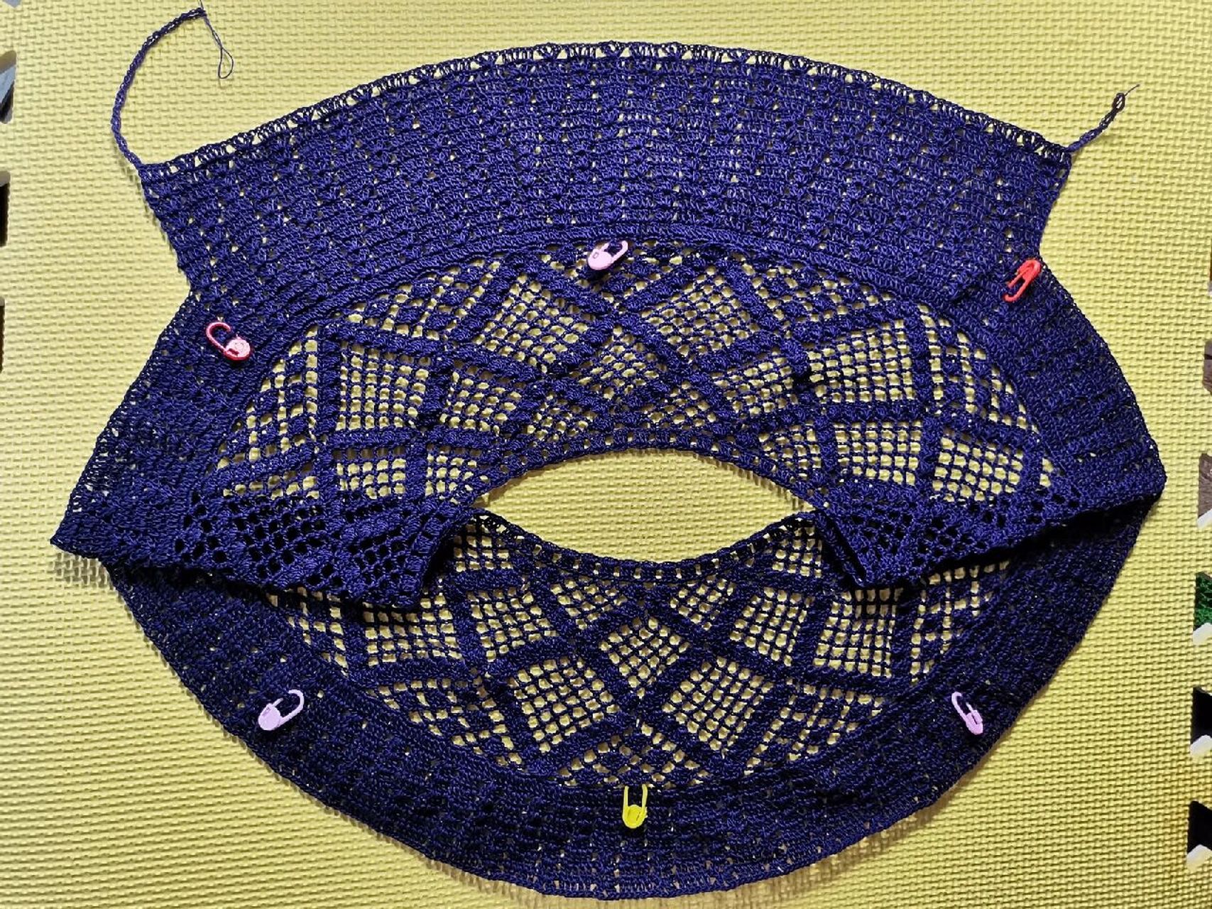 6钩针 起针60网格60厘米左右 三组格子a花,然后钩b花分大中小号46小48