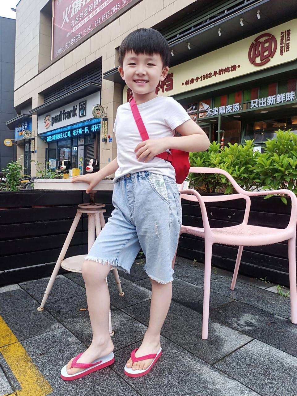 小男孩96穿粉红色人字拖7815 夏天给儿子买了双粉红色的人字拖