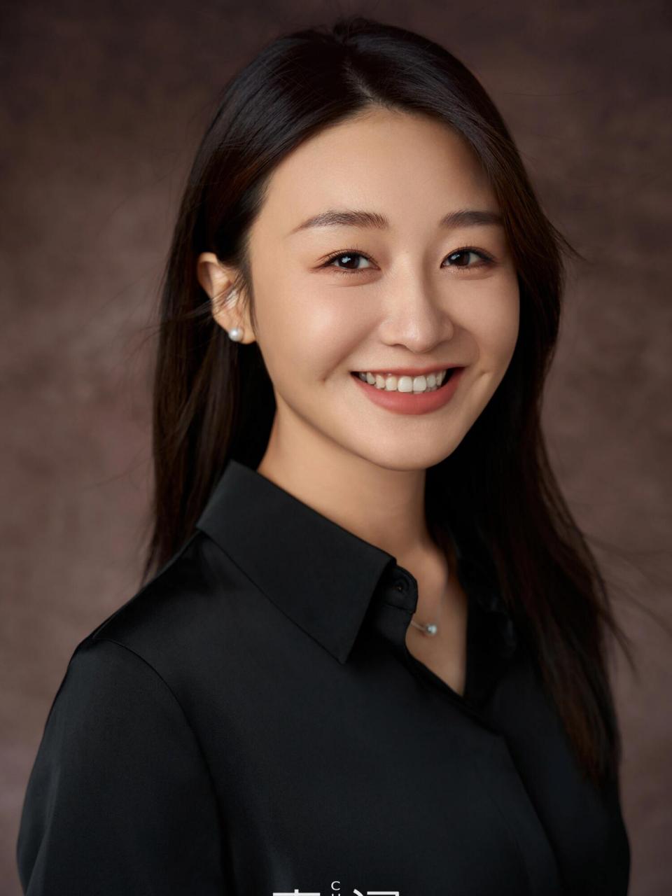 你的专属高级形象照已上线92 优雅的黑色衬衫,蓝色的牛仔裤 气质又