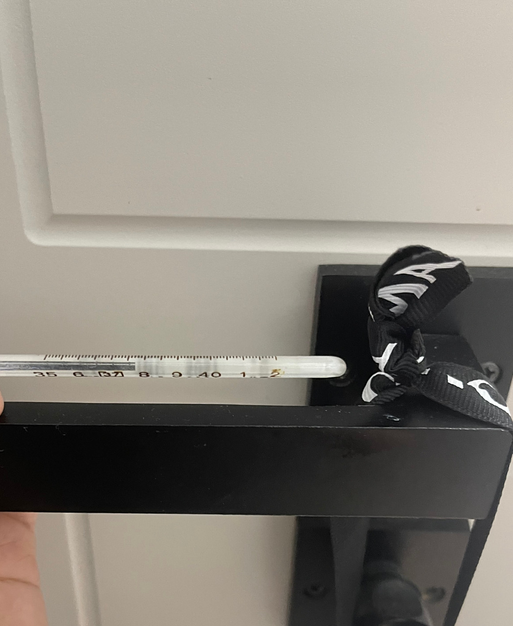 腋温37.7度正常吗 昨天37.3.刚才这样了.我暂时也没啥症状.