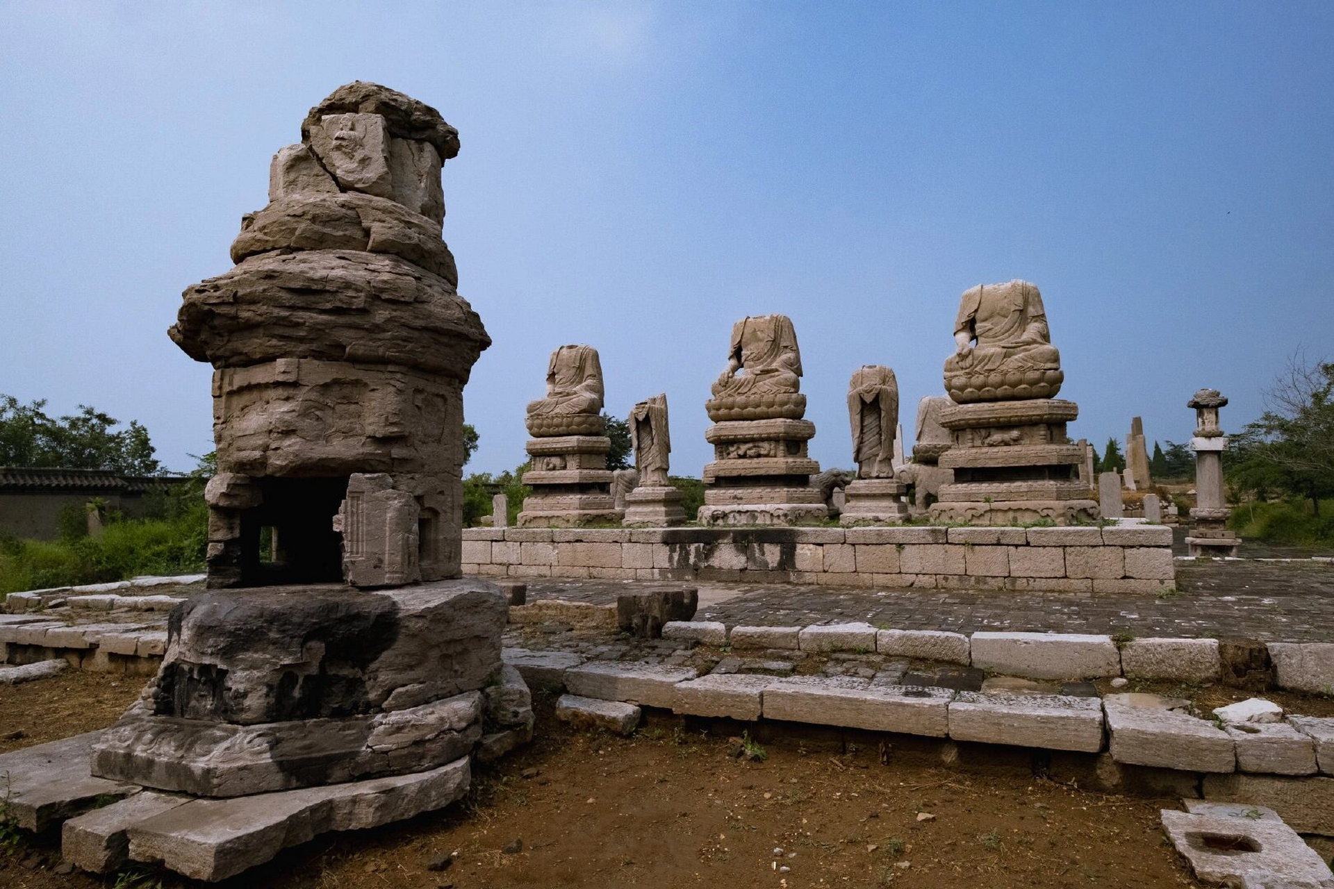 响堂山石窟·常乐寺 响堂山石窟前,原有寺庙.