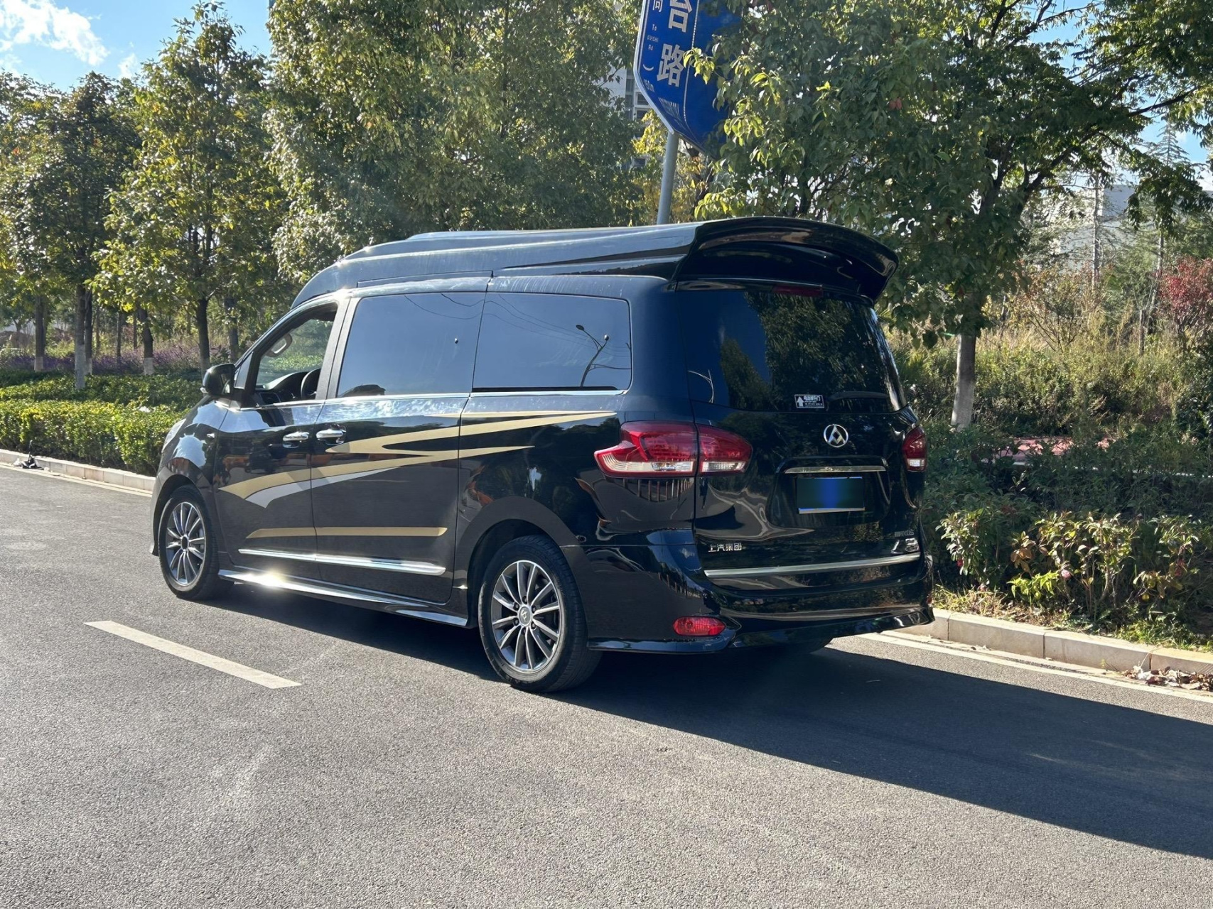 16年上牌 大通黑骑士 2万多公里实表 电动侧滑门 电尾门 四座座椅加热