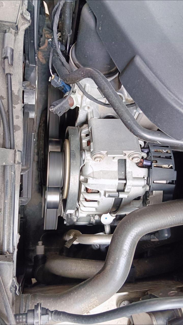 奥迪a4l 更换发电机压轮总成77发电机皮带