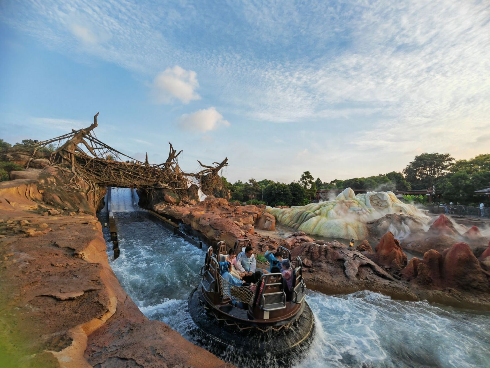 2上海迪士尼雷鸣山漂流  穿好雨衣,关键是还得注意不要把鞋子打湿喽.