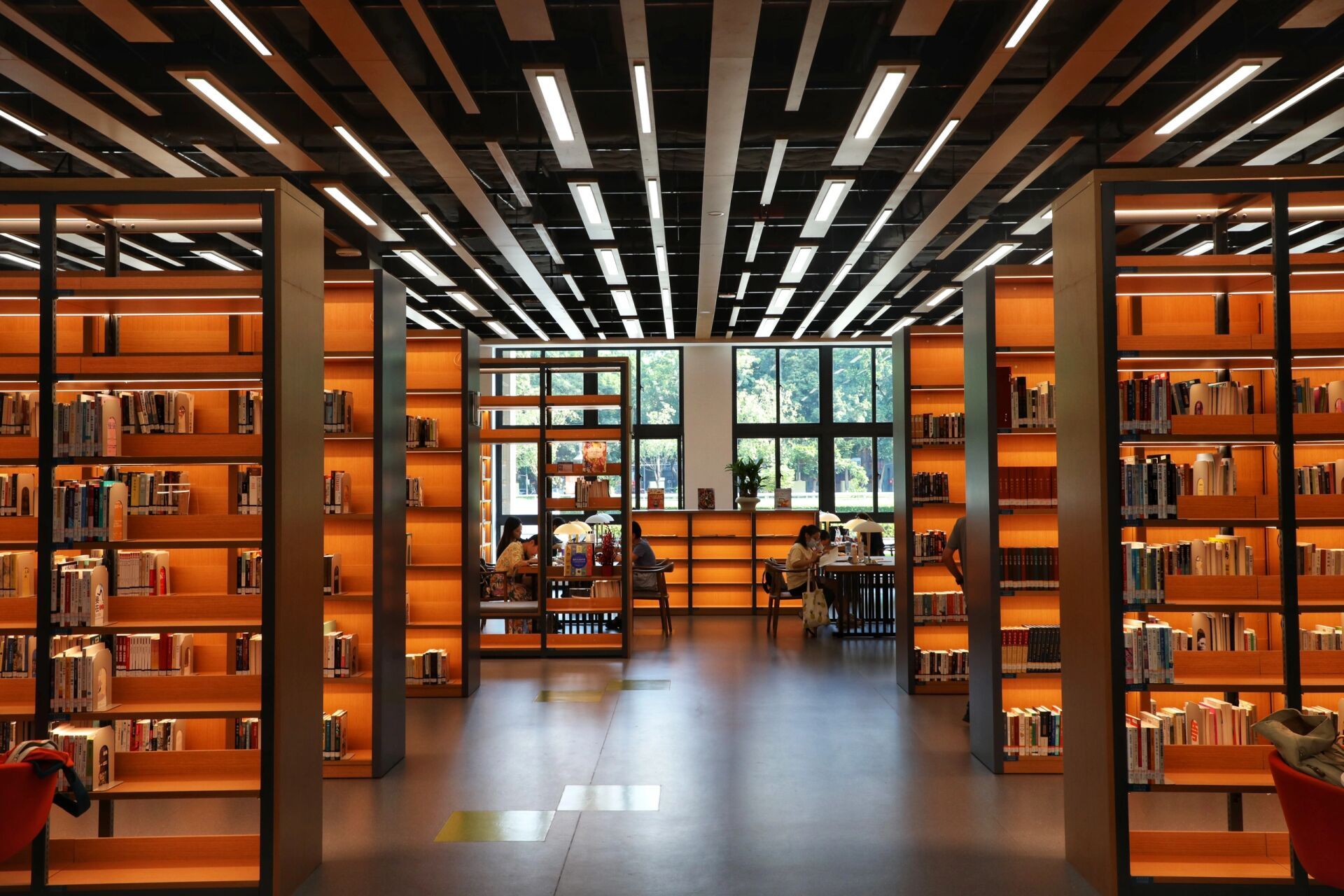 98广东省立中山图书馆的主题馆,科技感十足的知识图书长廊,每张自习