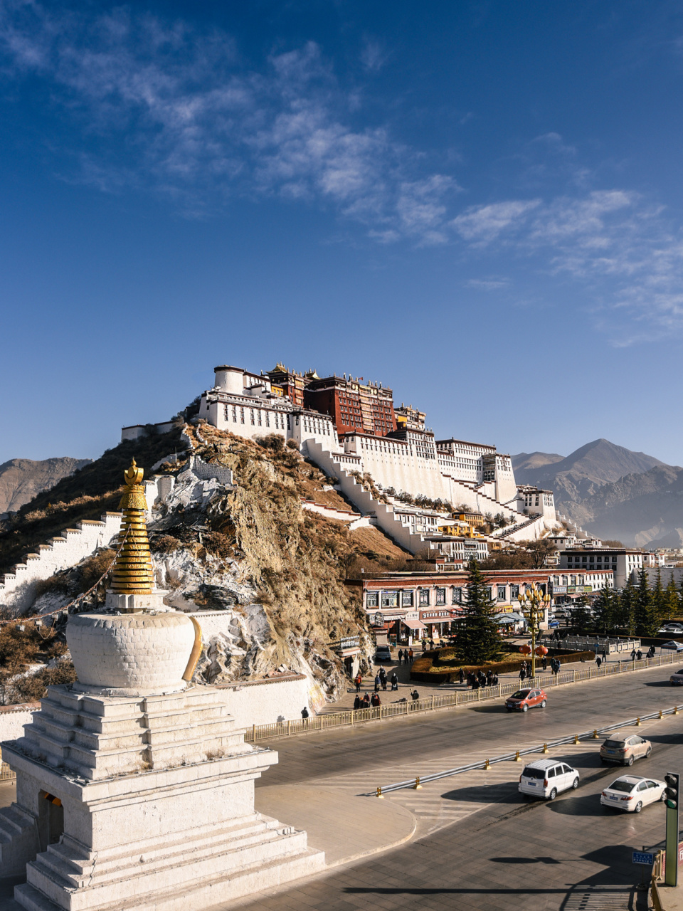 "庄严肃穆的布达拉宫,傲然屹立于拉萨玛布日山之上这座宫殿式的建筑群