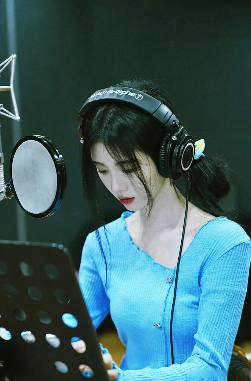 敲娱的星鲜事#@鞠婧祎录音室工作照捕捉到一只认真工作的小可爱,这是