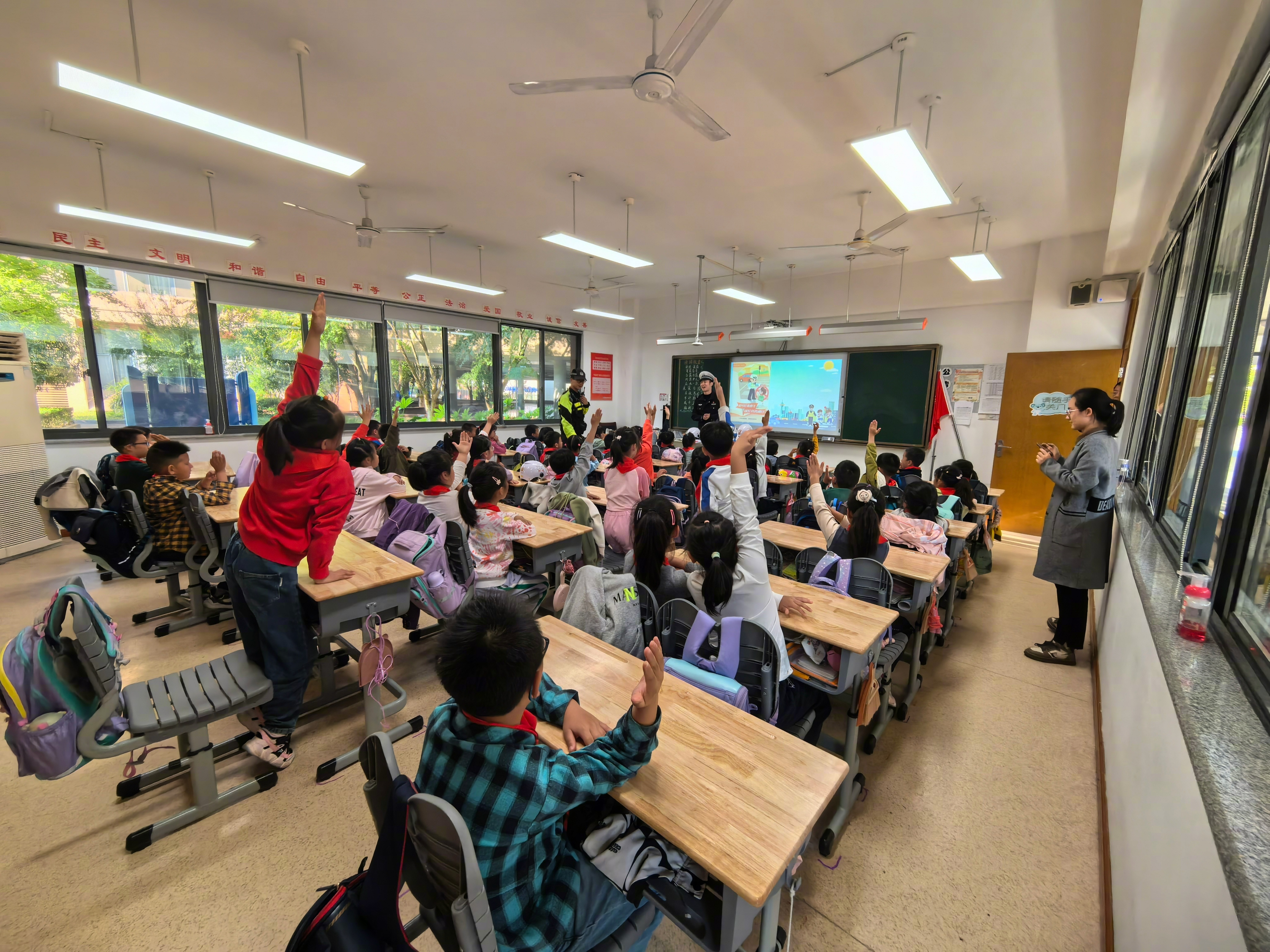 近日来,无锡交警宣传小队来到全市多所学校,开展交通安全主题教育