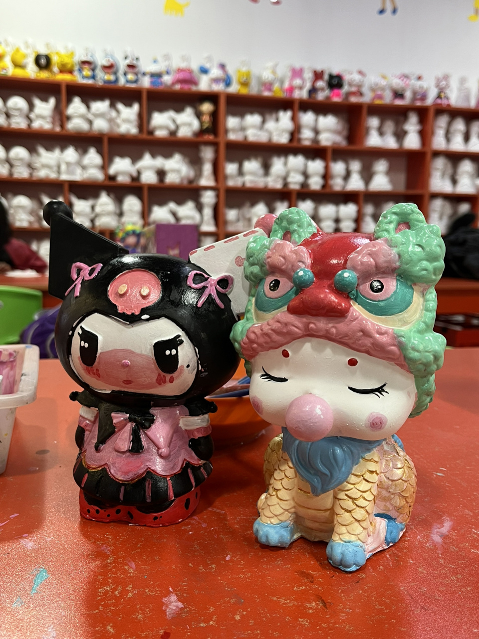 这个配色 很绝!年兽石膏娃娃   和小姐妹画滴年兽石膏娃娃la