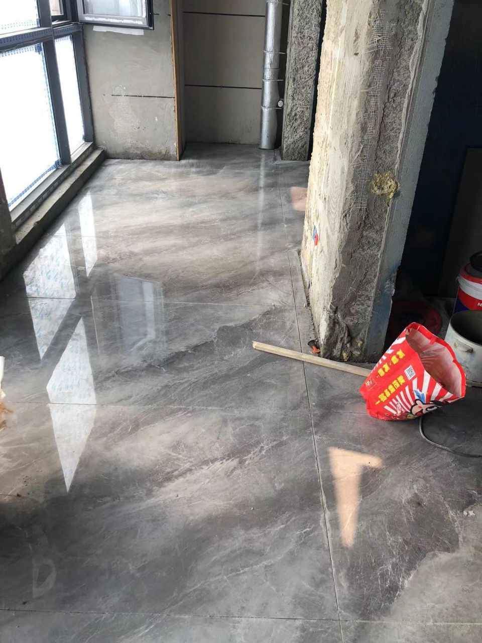 深灰色瓷砖搭配什么颜色乳胶漆 虽然地砖的颜色很深,但是这是通铺出来