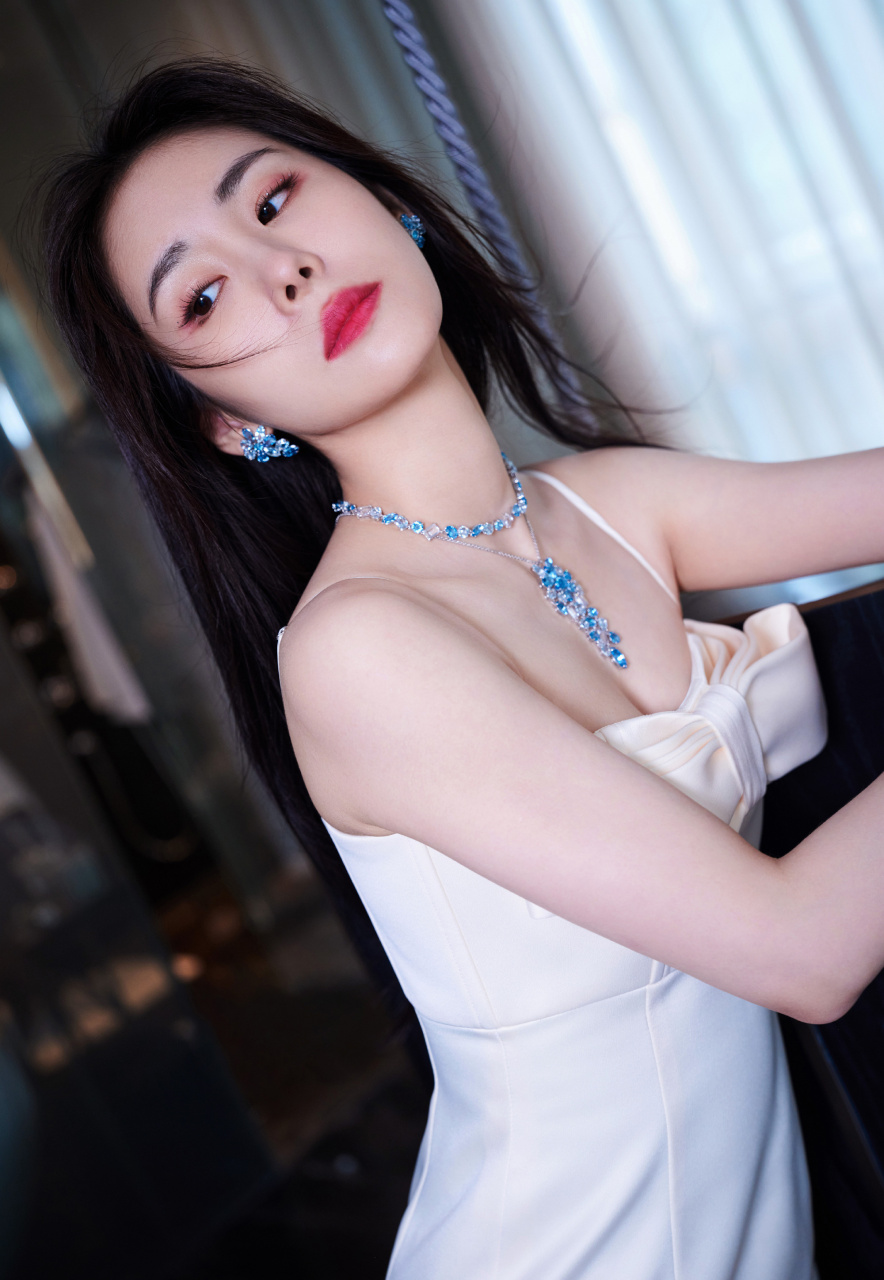 张碧晨红唇吊带写真:月夜星辰,流光溢彩,璀璨夺目.