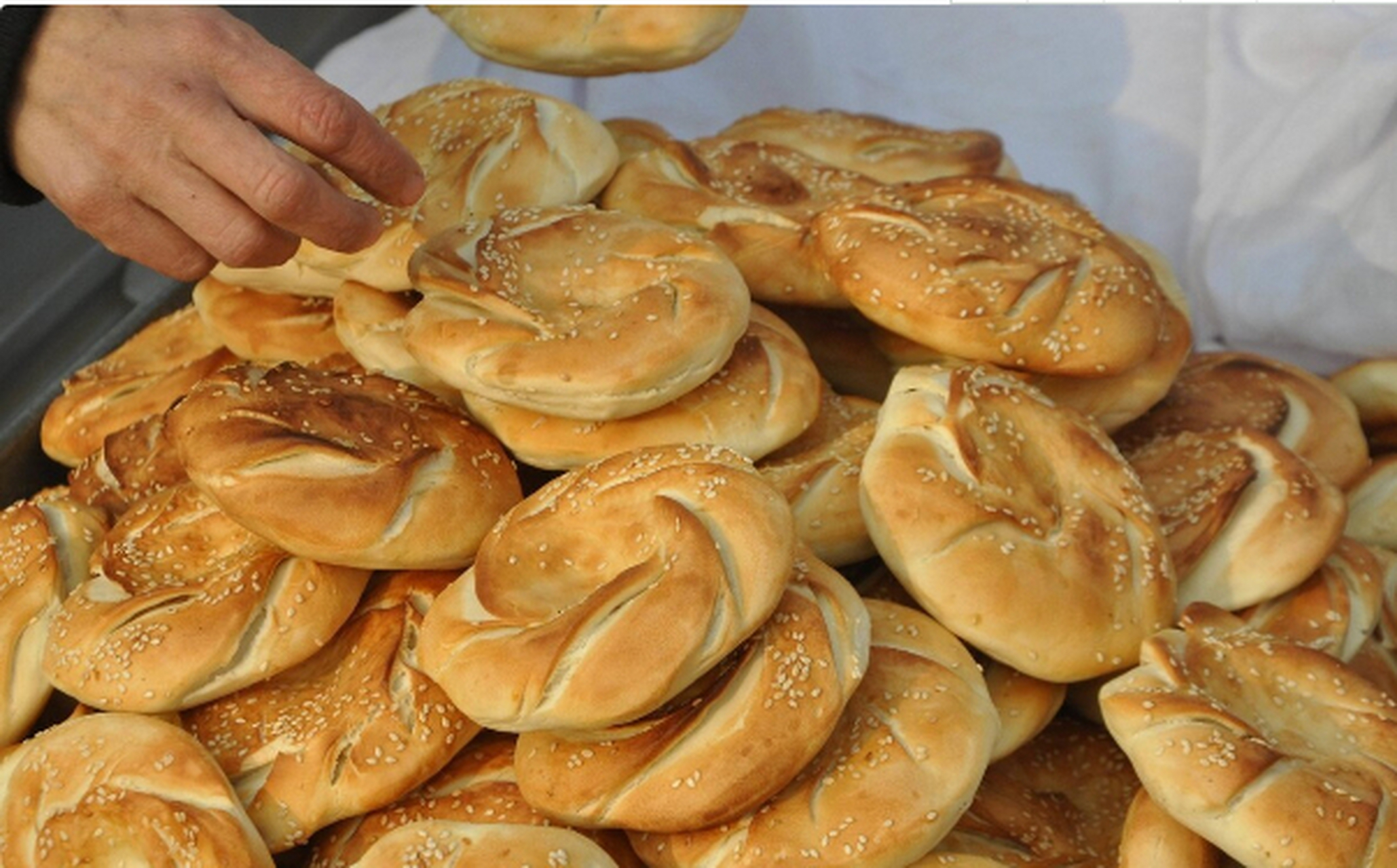 菏泽吊炉烧饼#美食##美食分享##小吃#  菏泽吊炉烧饼是山东传统名小吃