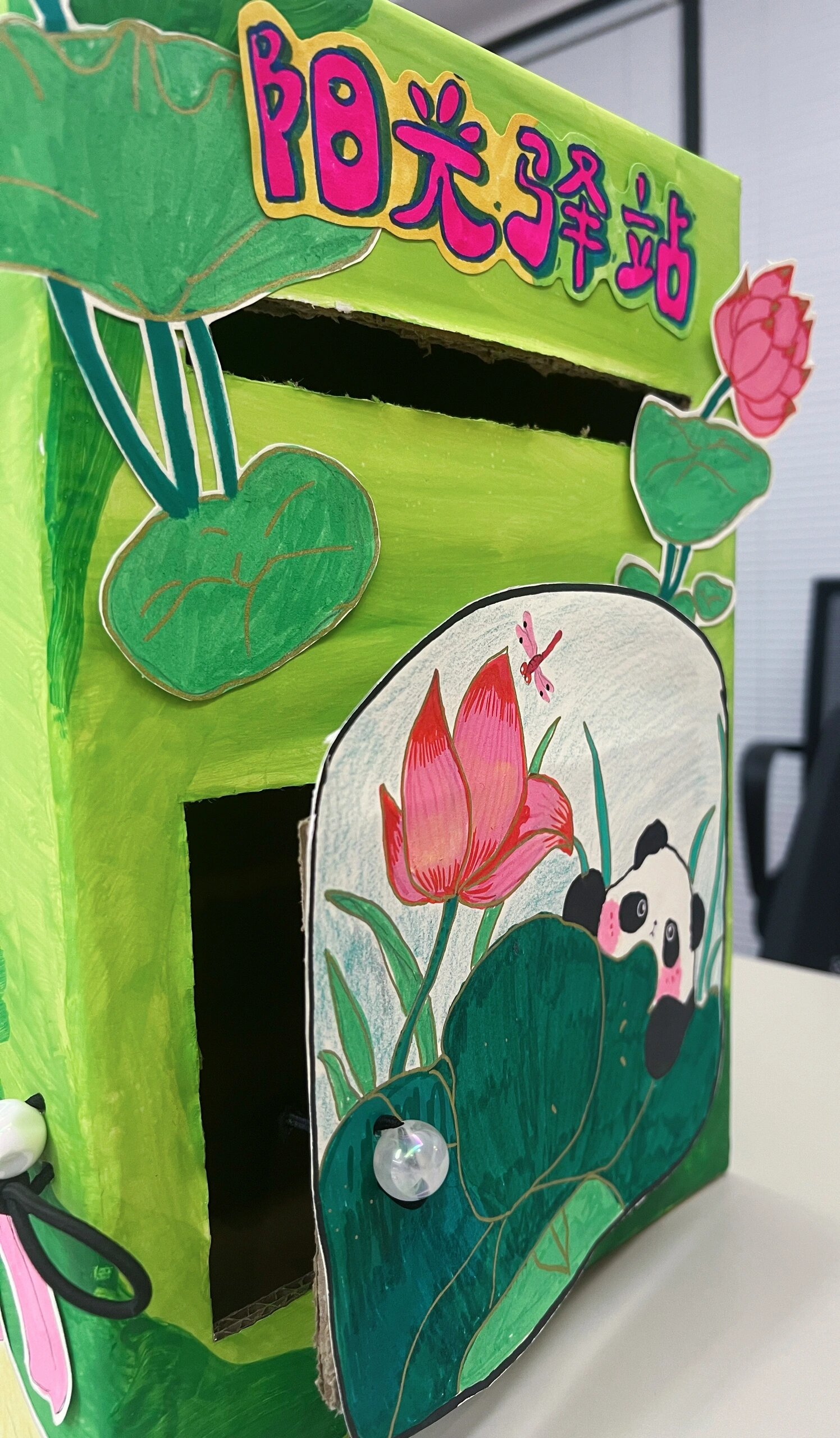 超美腻的国风荷花熊猫环创信箱 纯手工制作的小学班级环创信箱