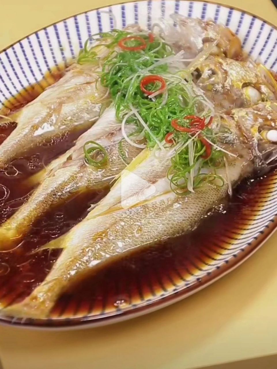 清蒸小黄鱼做法 准备食材 小黄鱼三条,小葱,大葱,辣椒,洋葱 做法