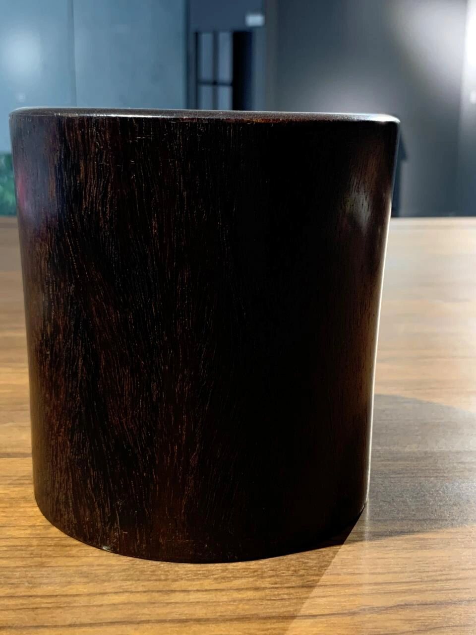 小叶紫檀笔筒 笔筒光素,上侈下敛,微有束腰,形体有婀娜之态.