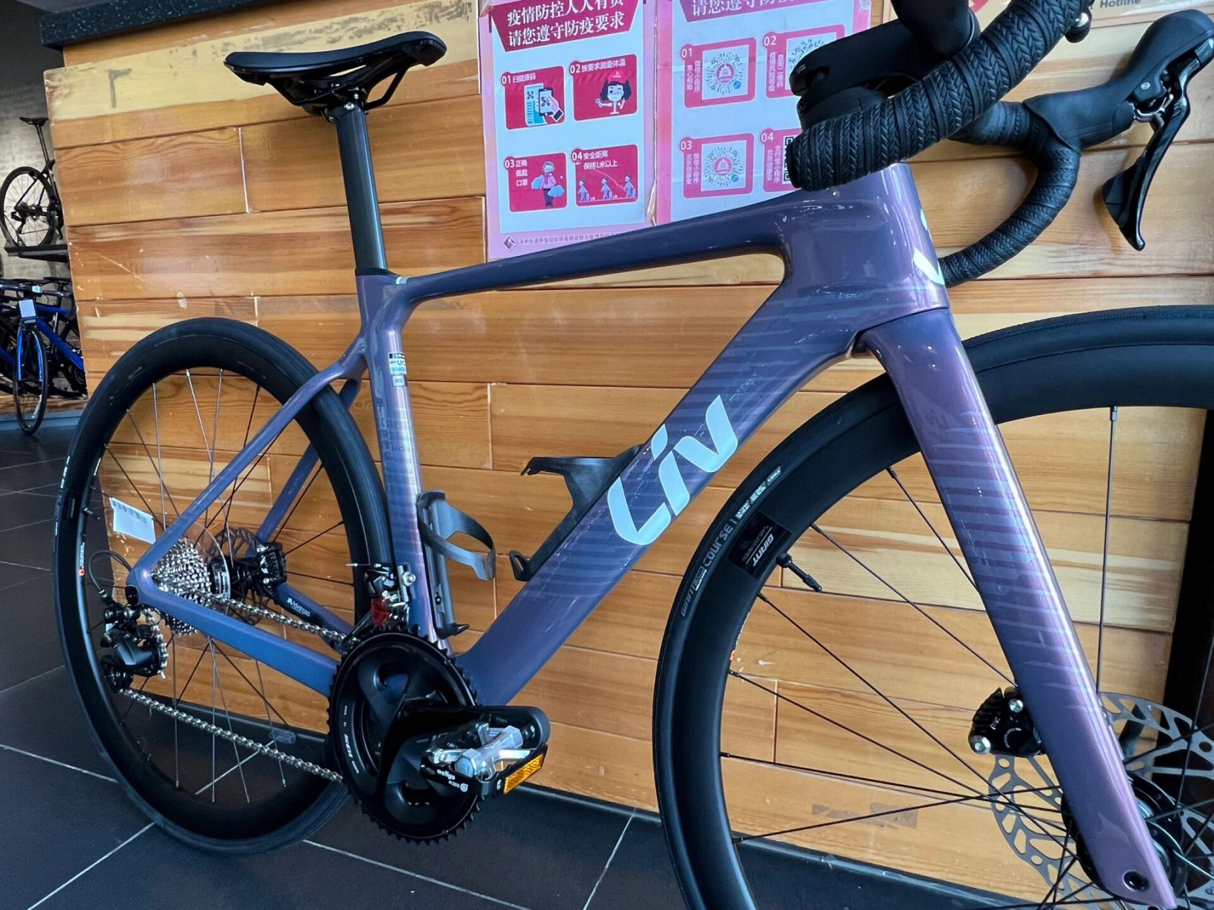 liv 女生公路自行车 enviliv advanced 2 碳纤维车架 铝合金轮组 105