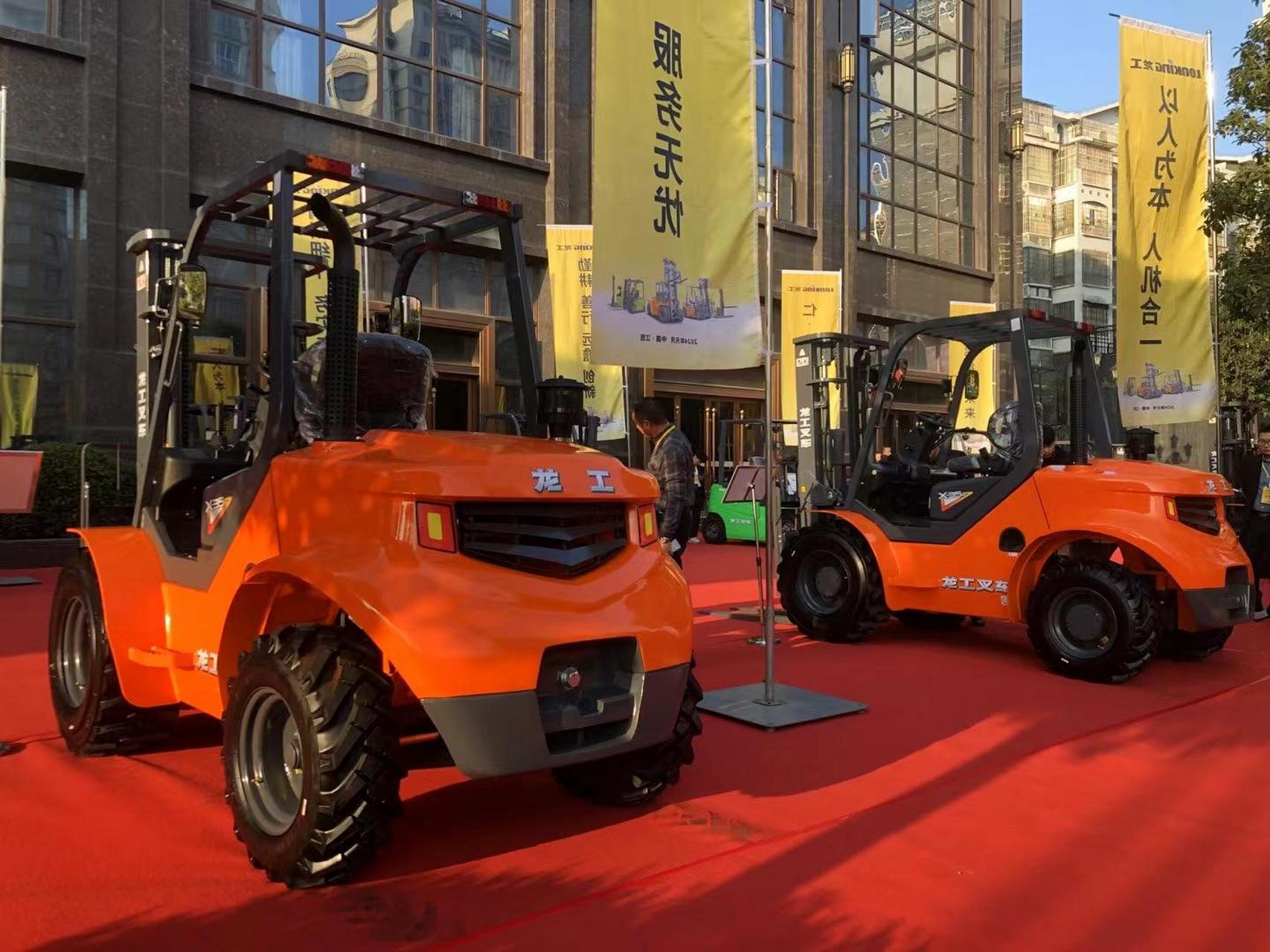 上海龙工四驱越野叉车,国四排放大功率发动机,两驱,四驱随时切换,越野