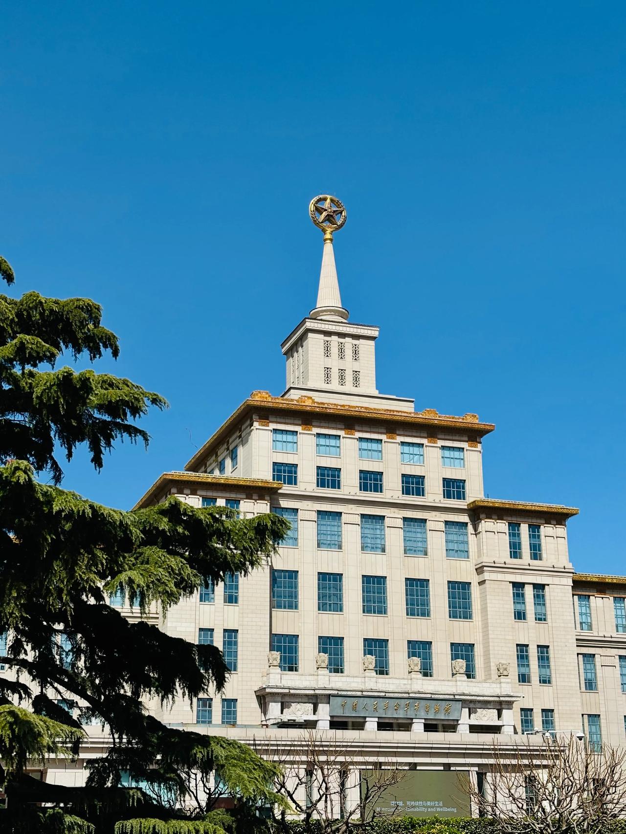 在军事博物馆看见了u2高空侦察机,看起来还是比较科幻的产物,卫星的