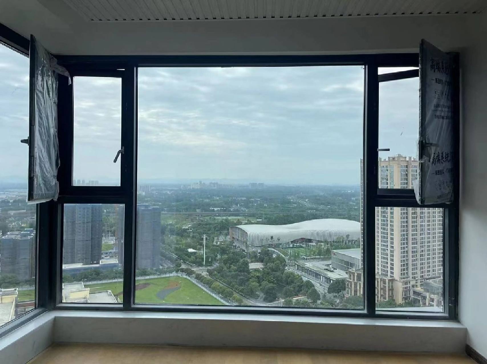 原创平开和推拉是窗户常见的两种类型,一般最好根据空间的需要来选择