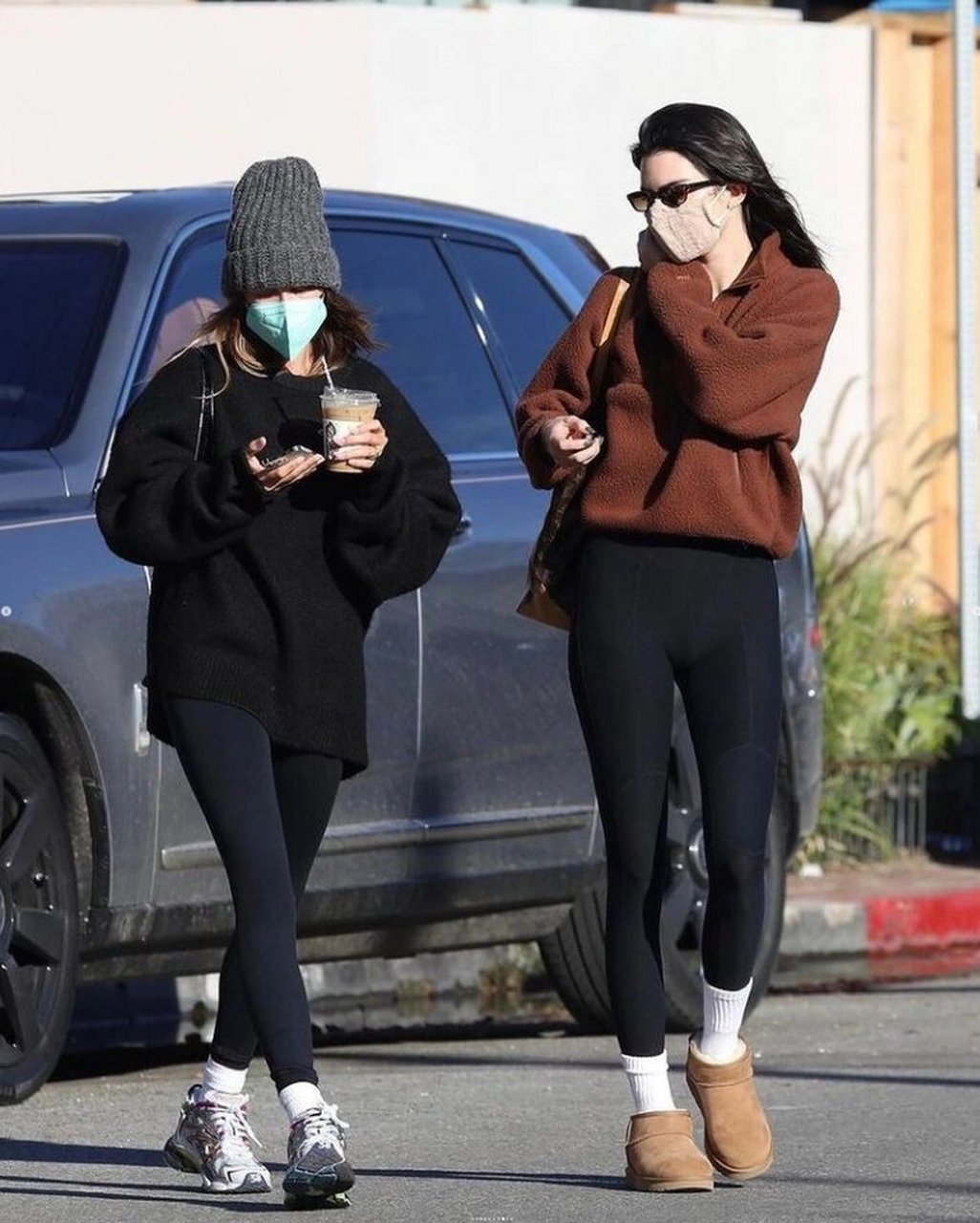 欧美明星街拍 | 肯豆&海莉 休闲运动风穿搭 2022/1/3 肯豆与好友海莉