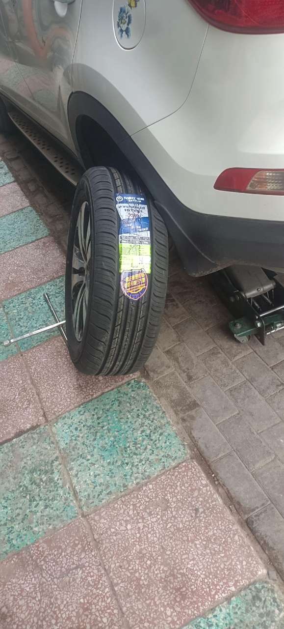 起亚智跑保养到店,换安途仕双层轮胎一条235/60/18,耐磨性好,舒适型