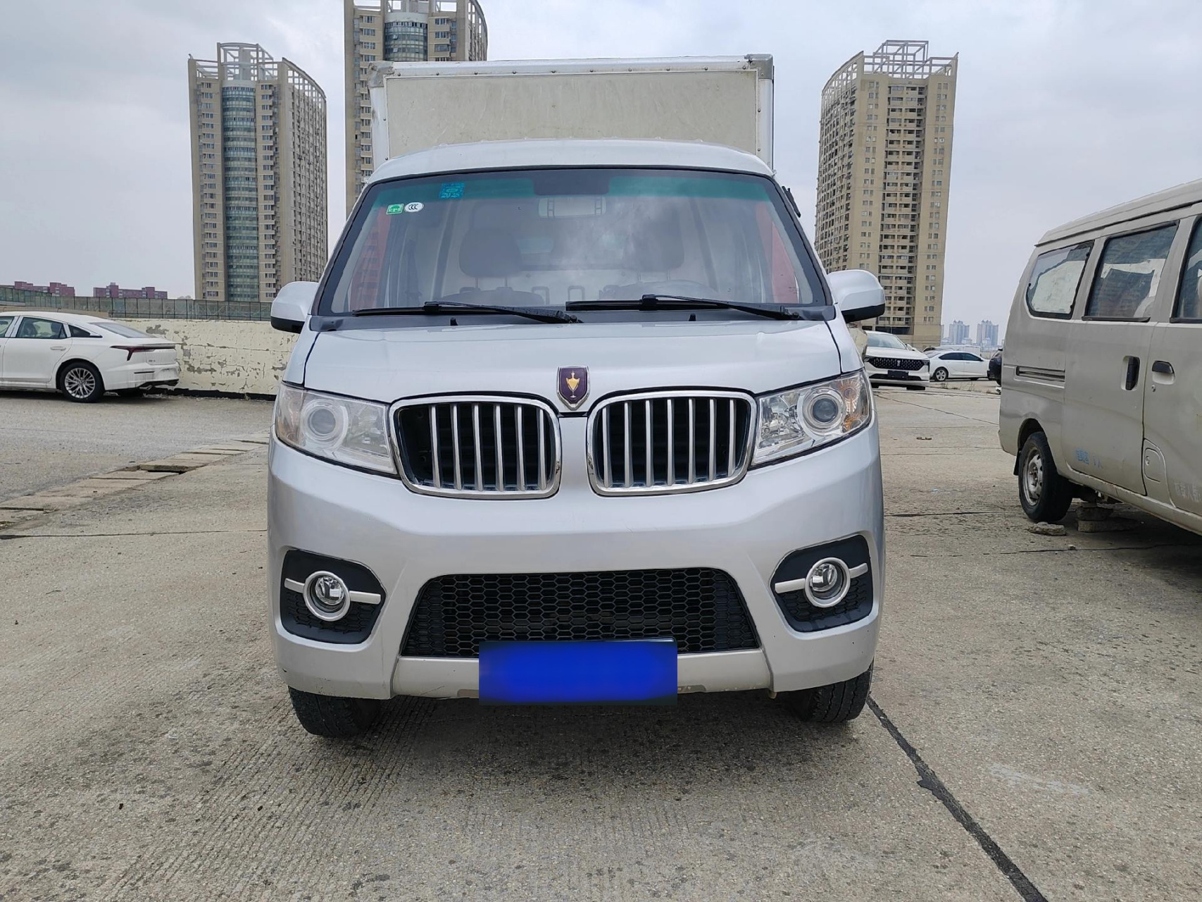 金杯t30单排厢式货车 1.