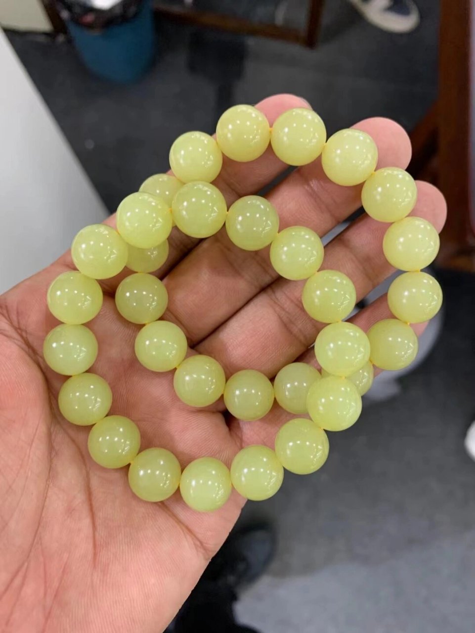 一个鸡油黄 说到和田玉里的黄,有一种最美的颜色我们称之为鸡油黄.