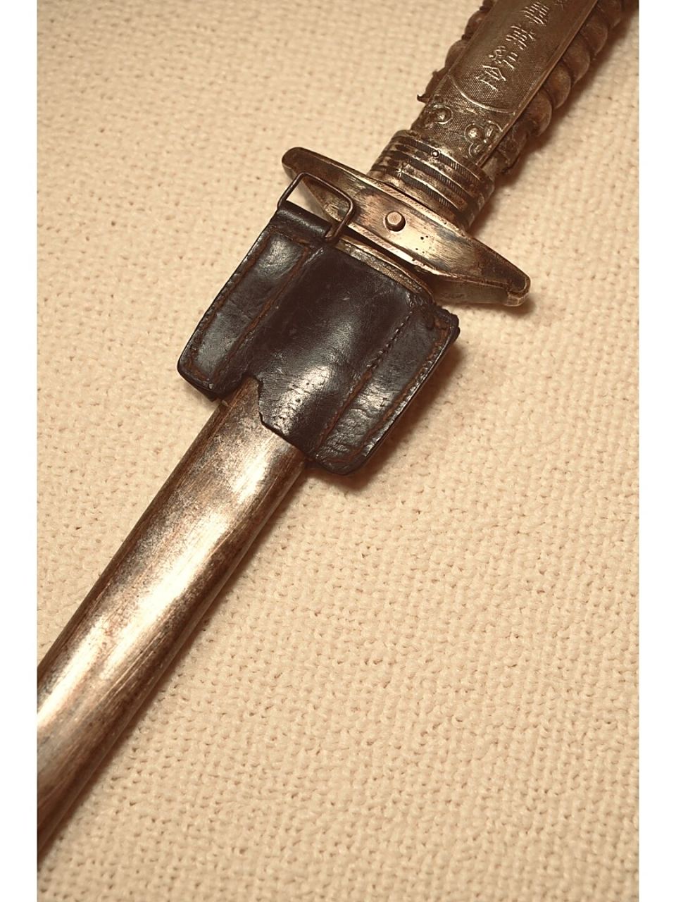 中正剑 黄埔十七期 十七期很特别,蒋某人用的授 而不是赠这支十七