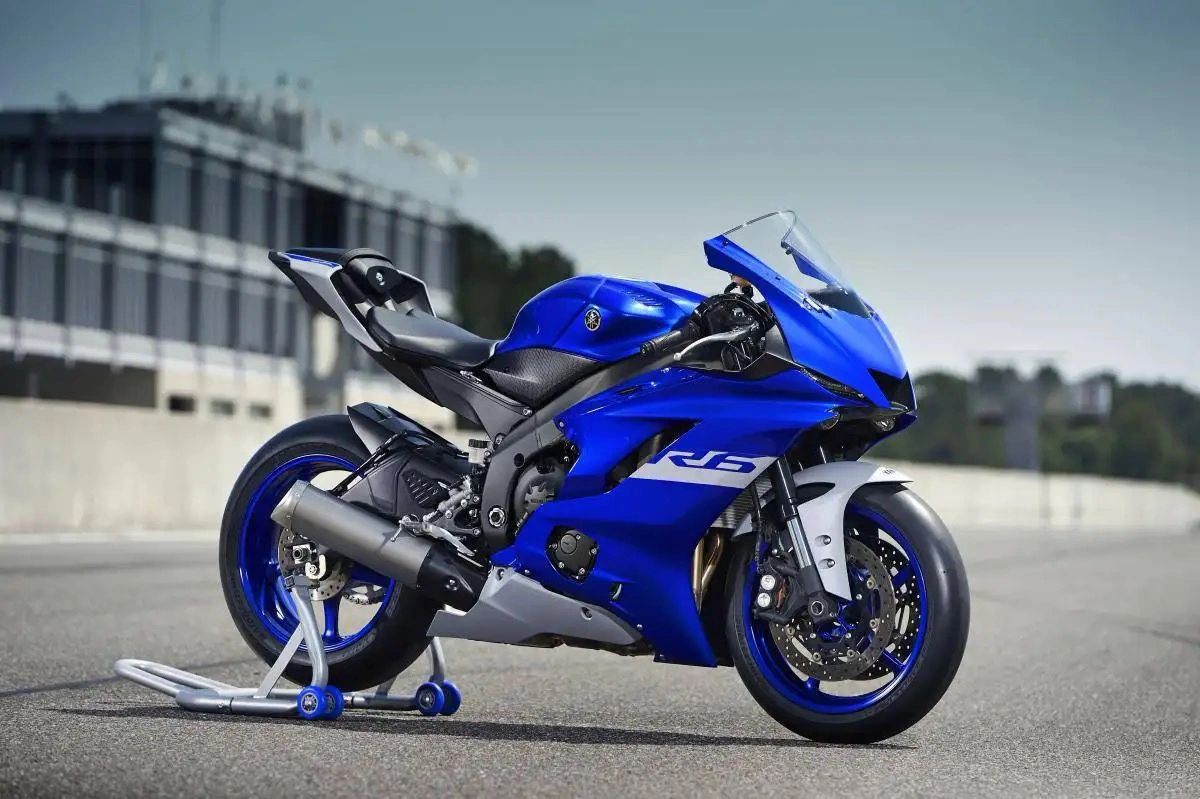 yamaha yzf-r6 yamaha yzf-r6是雅马哈旗下的一款600cc仿赛摩托车,这