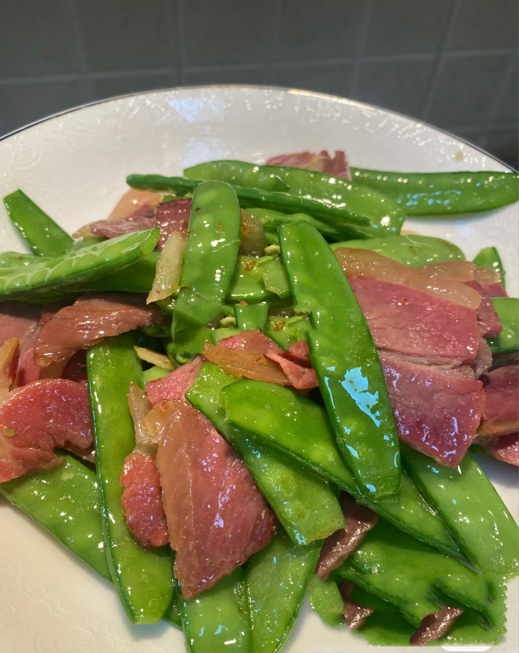 金华火腿怎么吃 滕香阁金华火腿炒荷兰豆 配料:金华火腿上方,荷兰豆