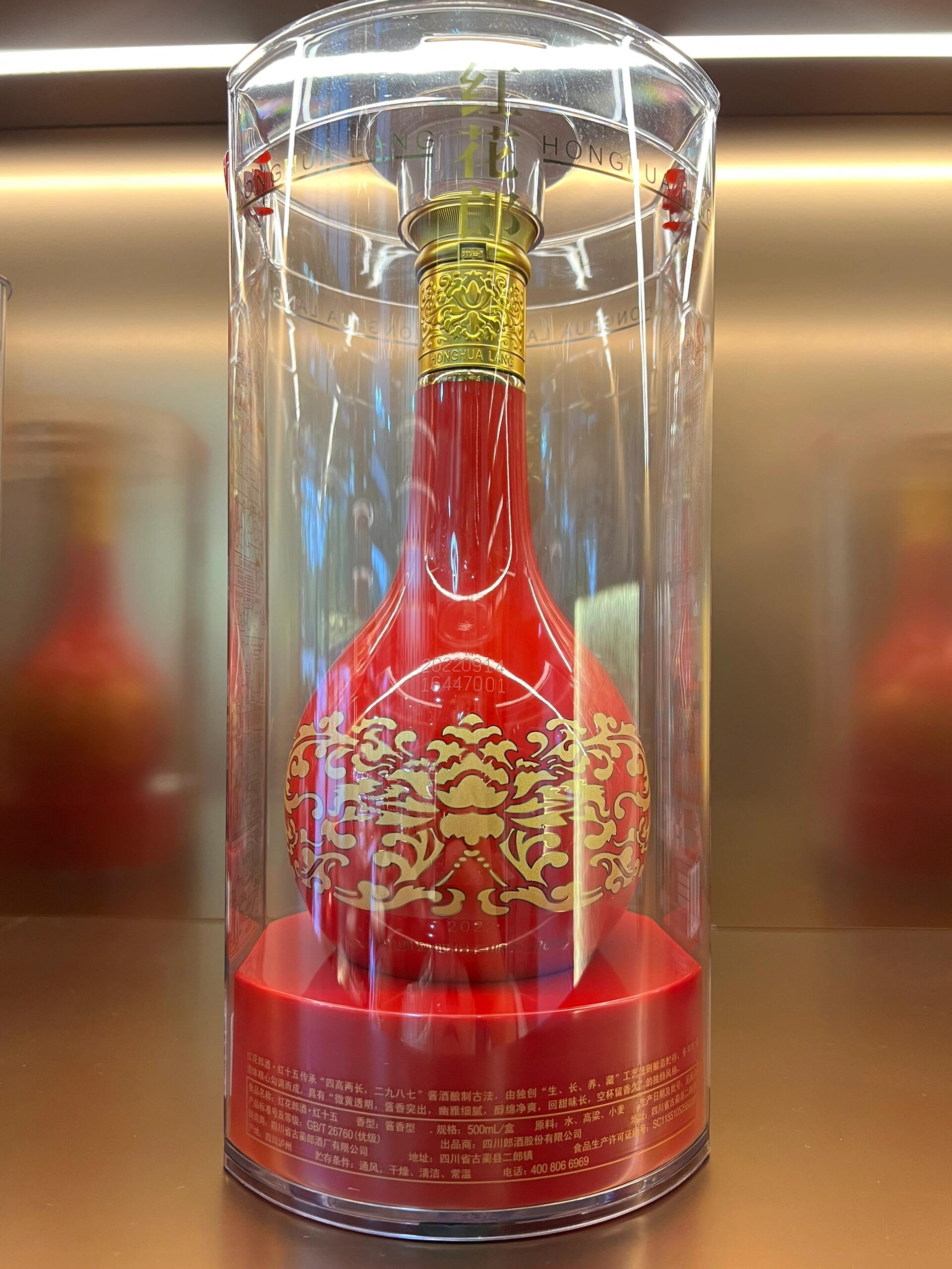 红花郎15年 1,主体基酒储存5年以上,比例不低于80%,再加洞藏15年以上