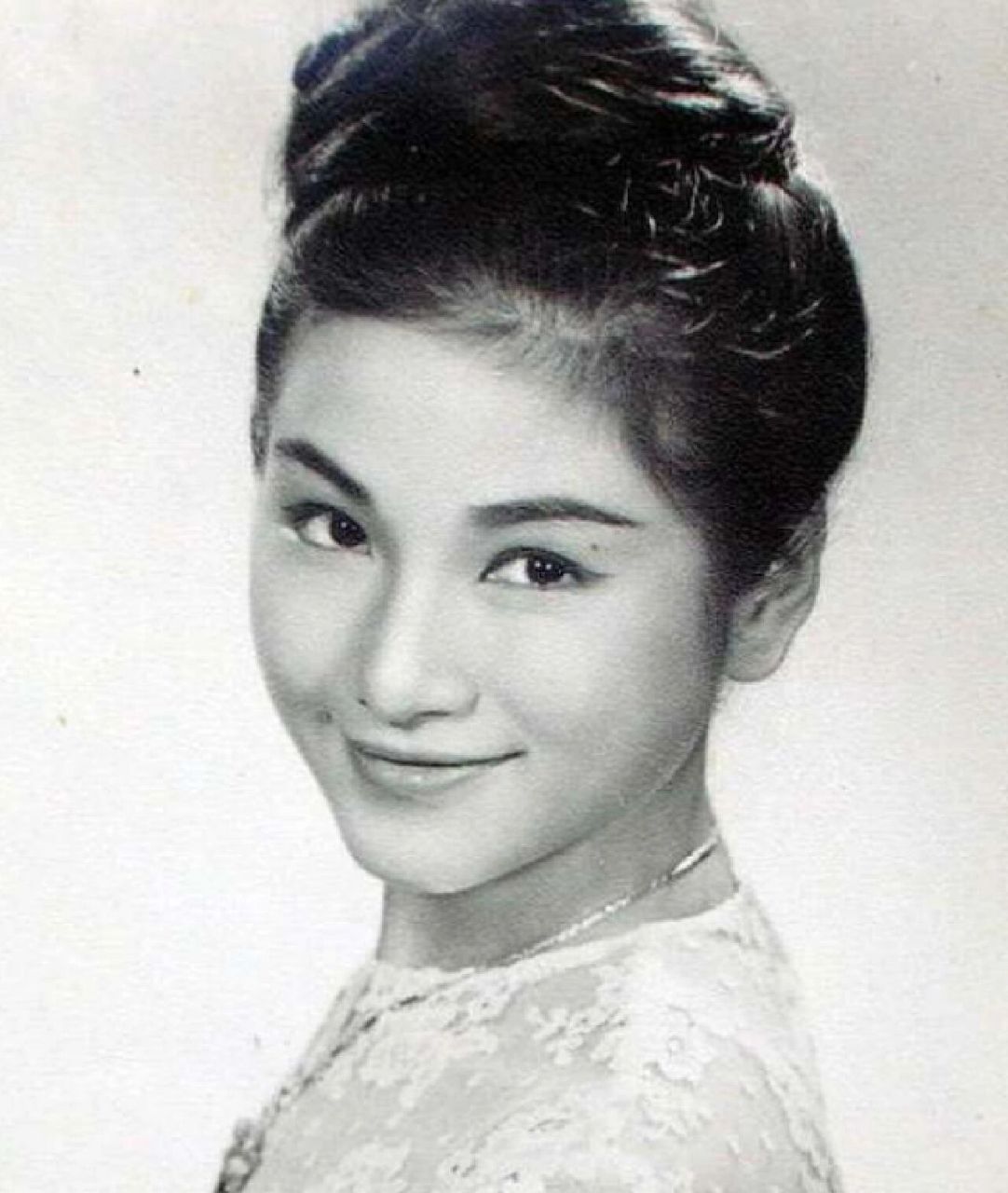 华夫人年轻时的绝美 郑佩佩 1946年1月6日生于中国上海,华语影视女