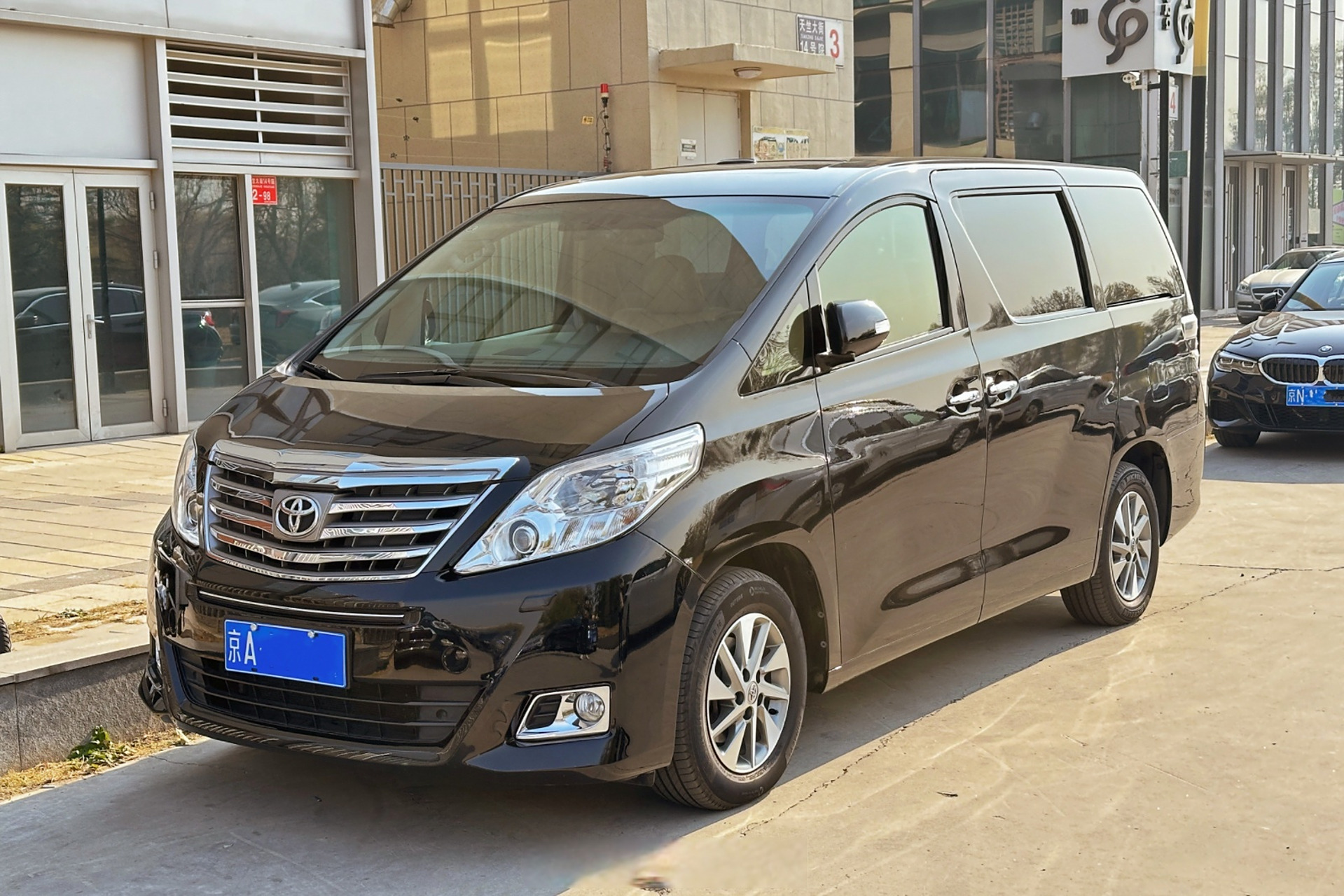 昨天在某停车场偶遇一台有意思的20系老埃尔法,尾灯改成了威尔法样式