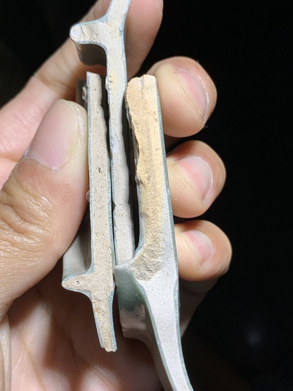 北宋汝窑张公巷支钉片,瓷片残器 张公巷都是典型的圆形支钉,满釉支烧