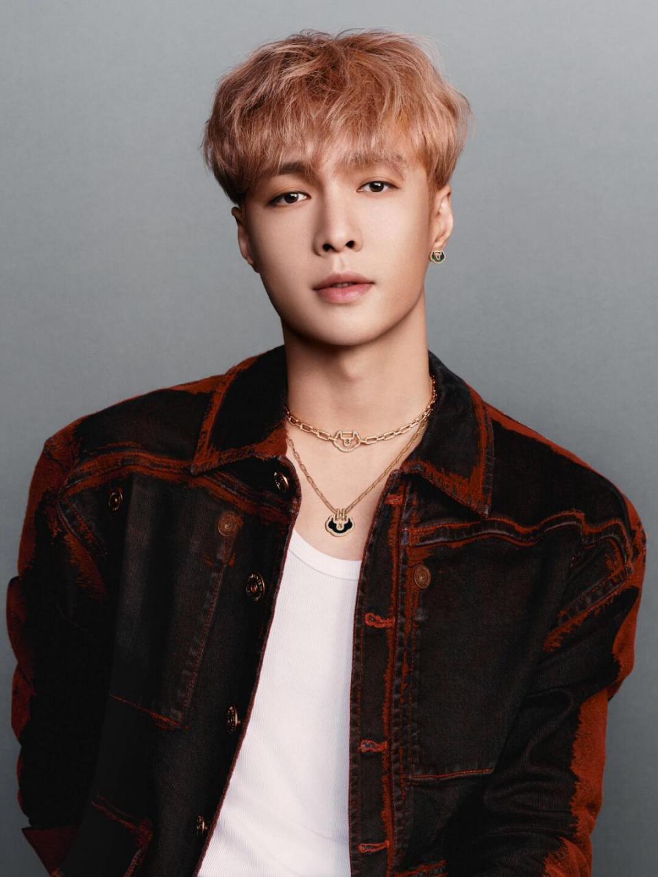 张艺兴新穿搭,红色夹克配橙色头发,未免太让人惊喜,竟意外地和谐帅气