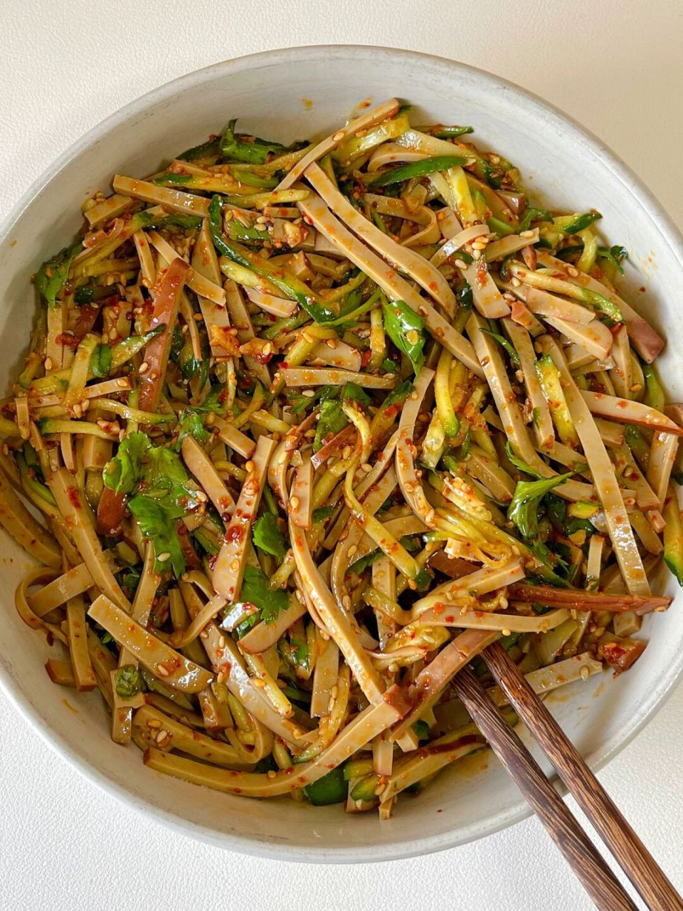 16 准备食材:鸡蛋干,黄瓜,香菜 16615调一个酱汁,空碗中放入蒜