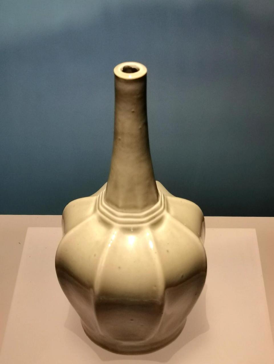 97 文物名称:唐八棱净水秘色瓷瓶 文物年代:唐代 出土地点:1987年