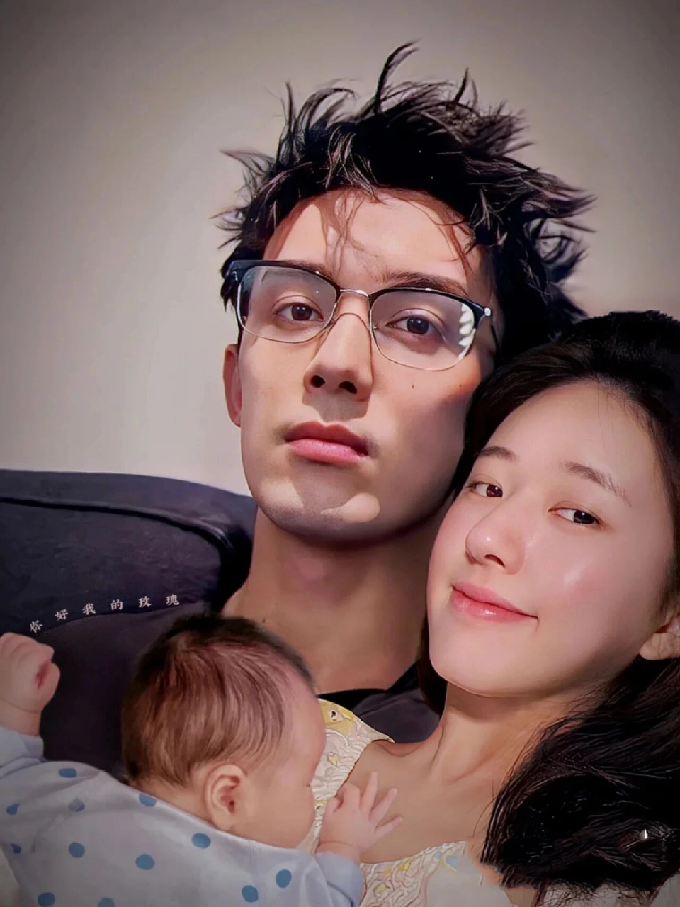 吴露可逃(72)被磊子发现喽 露思满脸疲惫,看得吴磊心疼极了,他抱着