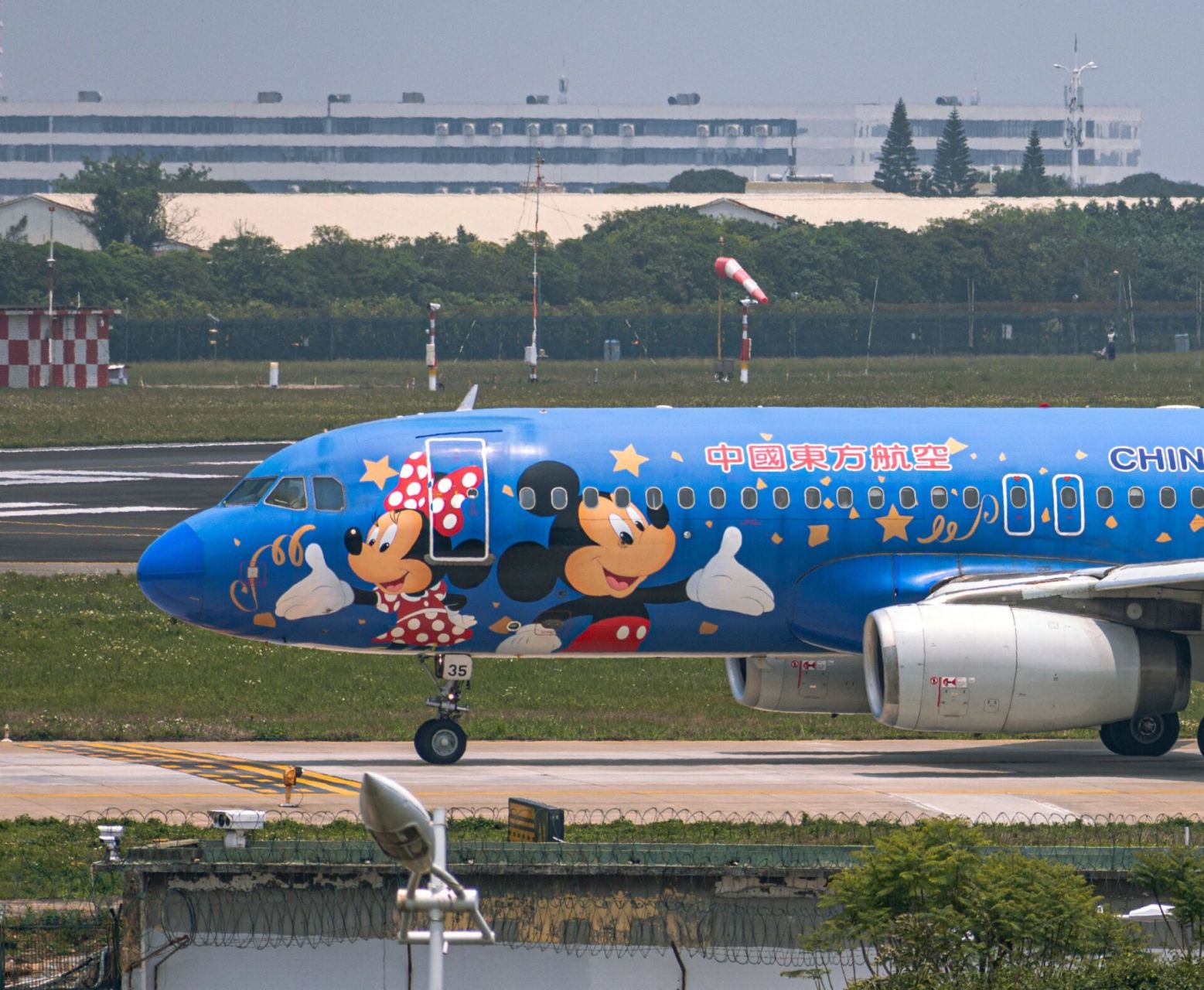 迪士尼彩绘机 | 东航320小米奇 拍机一个多月以来第一次遇到迪士尼