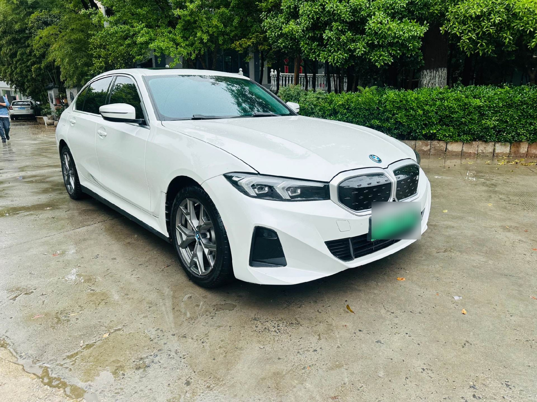 23年上牌宝马i3  edrive35l 续航526  公里数3万 车况小瑕疵 价格便宜