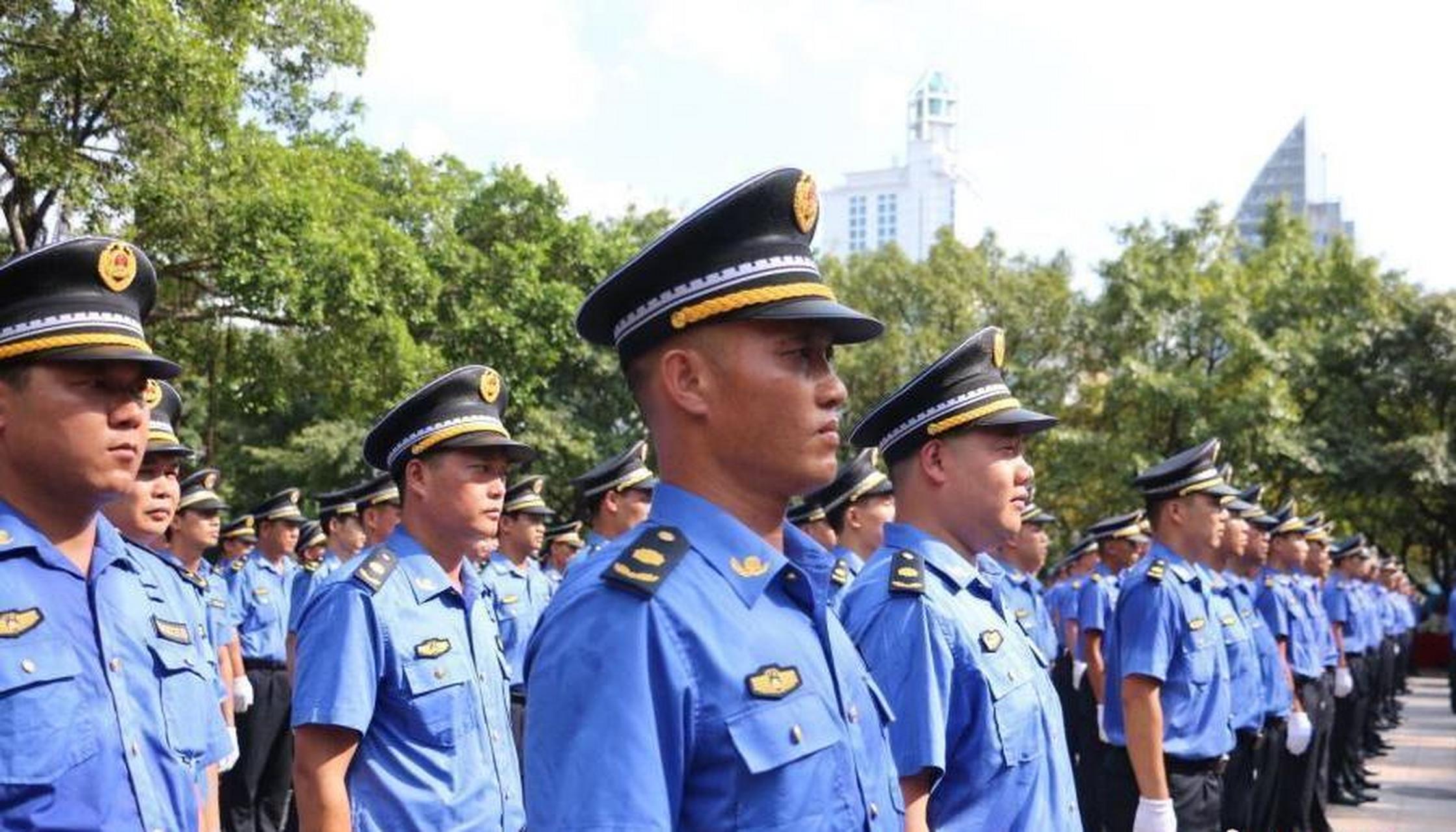 原来也就军人和公安身穿制服,头戴大檐帽,让老百姓看着就有安全感.